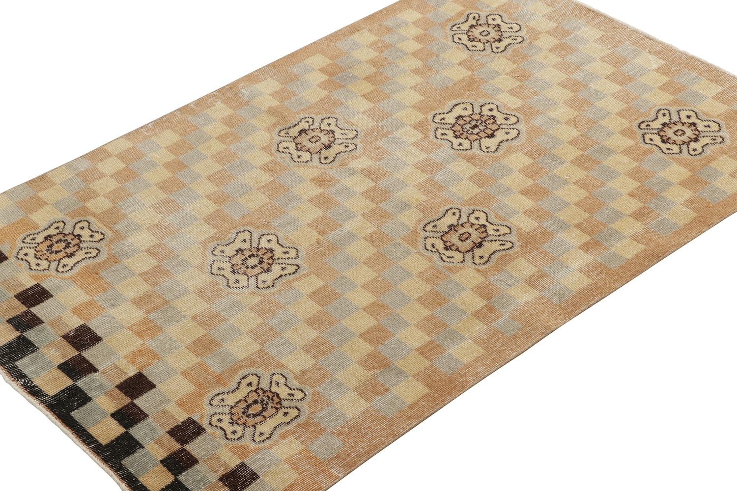 Dieser 4x6-Teppich im Vintage-Stil ist eine neue Ergänzung der Pasha Collection'S von Rug & Kilim aus der Mitte des Jahrhunderts. Diese Linie ist ein Gedenken, mit seltenen Kurationen, die unserer Meinung nach von dem multidisziplinären türkischen