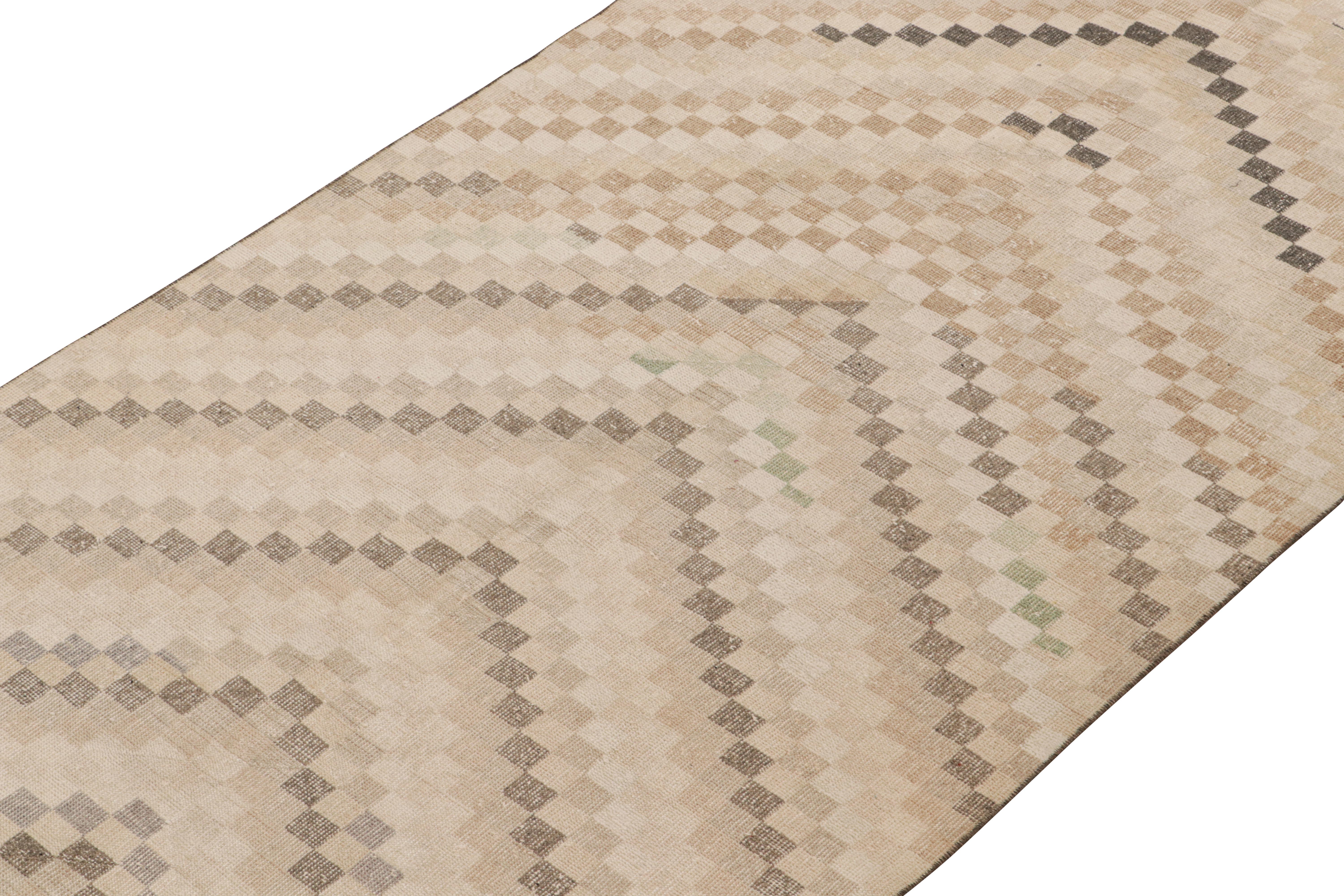 Dieser Vintage-Teppich 5x10 ist ein Neuzugang in der Mid-Century Pasha Collection'S von Rug & Kilim. Diese Linie ist ein Gedenken, mit seltenen Kurationen, die unserer Meinung nach von dem multidisziplinären türkischen Designer Zeki Müren stammen.