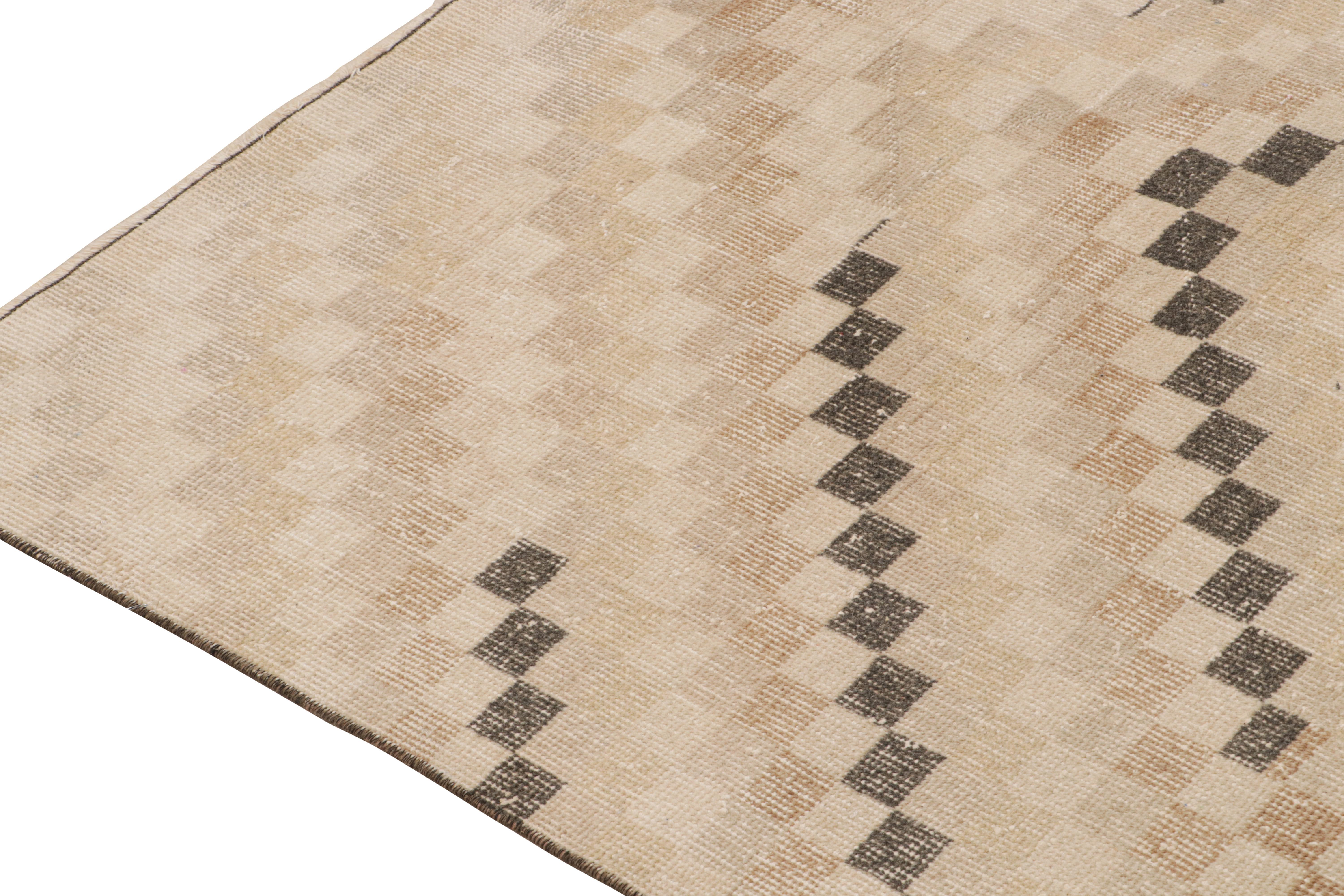 Vintage Zeki Müren Teppich in Beige-Braun mit geometrischen Mustern von Rug & Kilim im Zustand „Gut“ im Angebot in Long Island City, NY