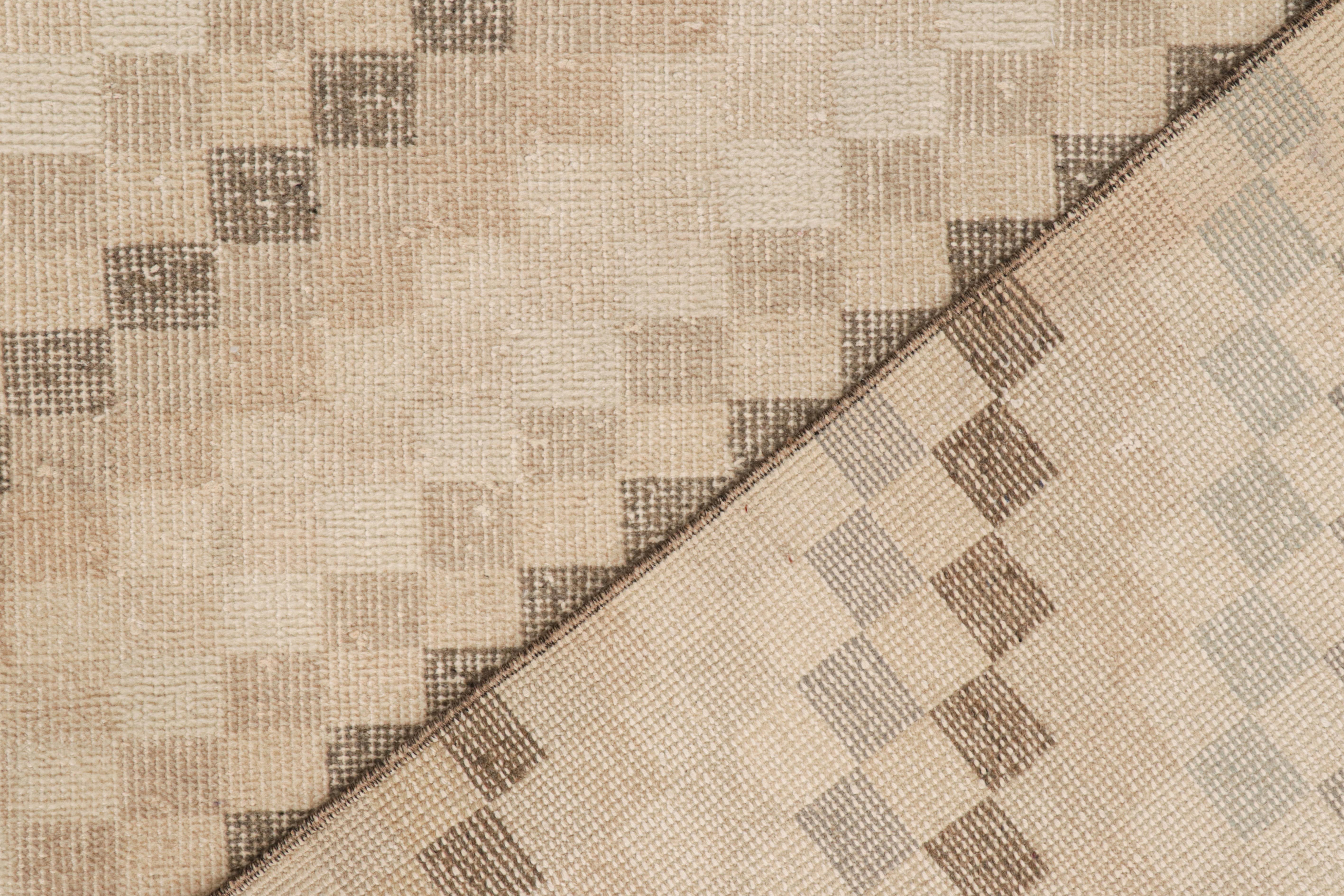 Vintage Zeki Müren Teppich in Beige-Braun mit geometrischen Mustern von Rug & Kilim (Mitte des 20. Jahrhunderts) im Angebot