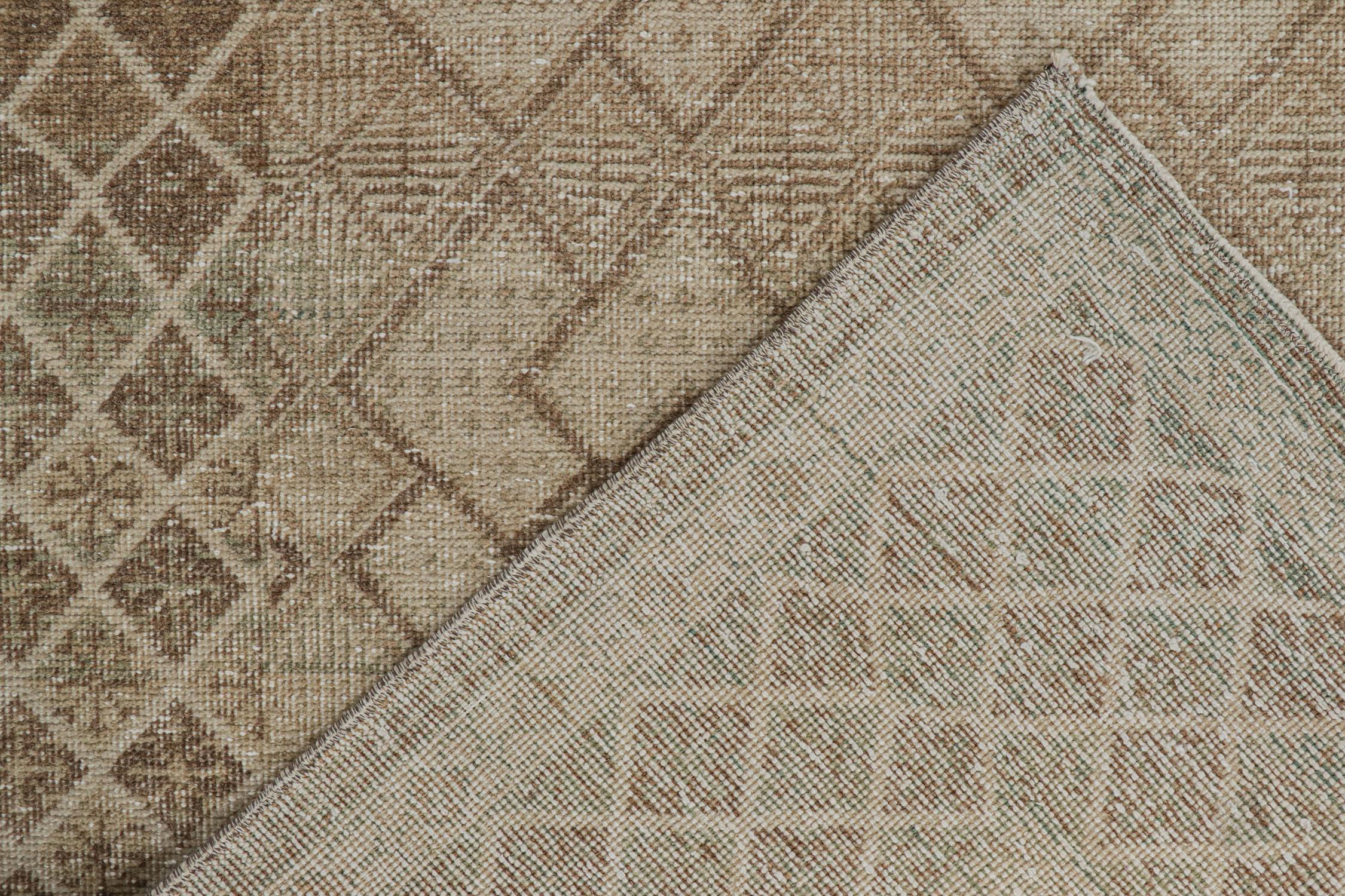 Metà XX secolo Tappeto vintage Zeki Müren con motivi beige-marroni di Rug & Kilim in vendita