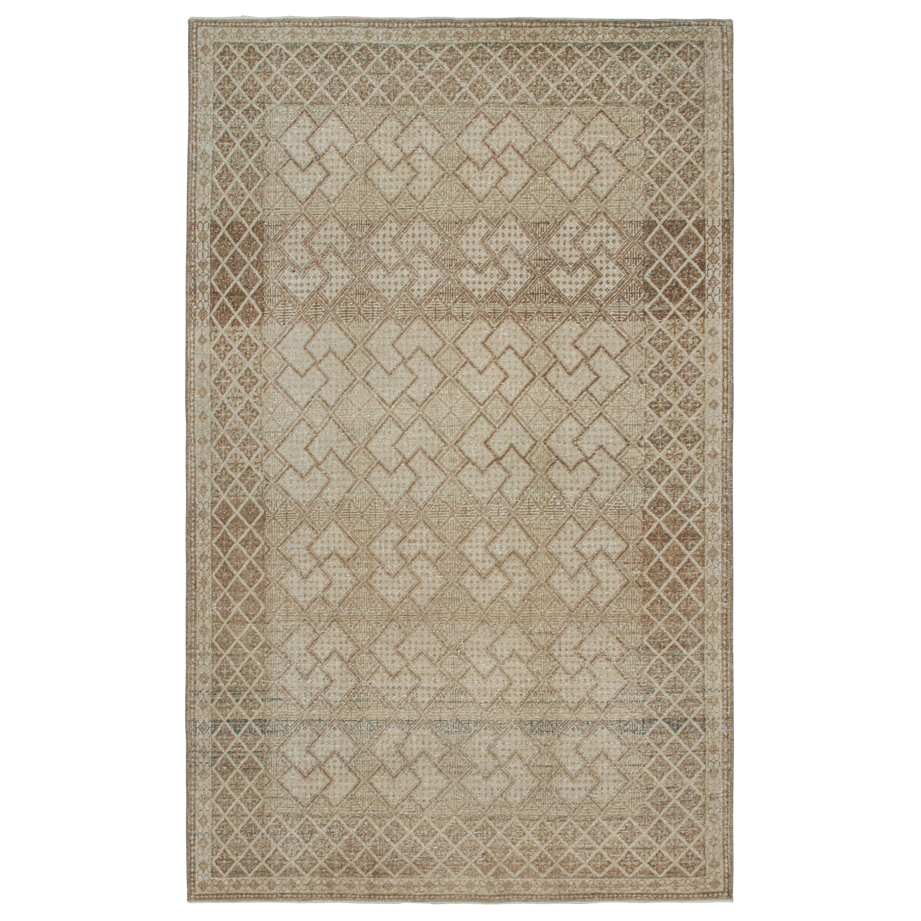 Tappeto vintage Zeki Müren con motivi beige-marroni di Rug & Kilim