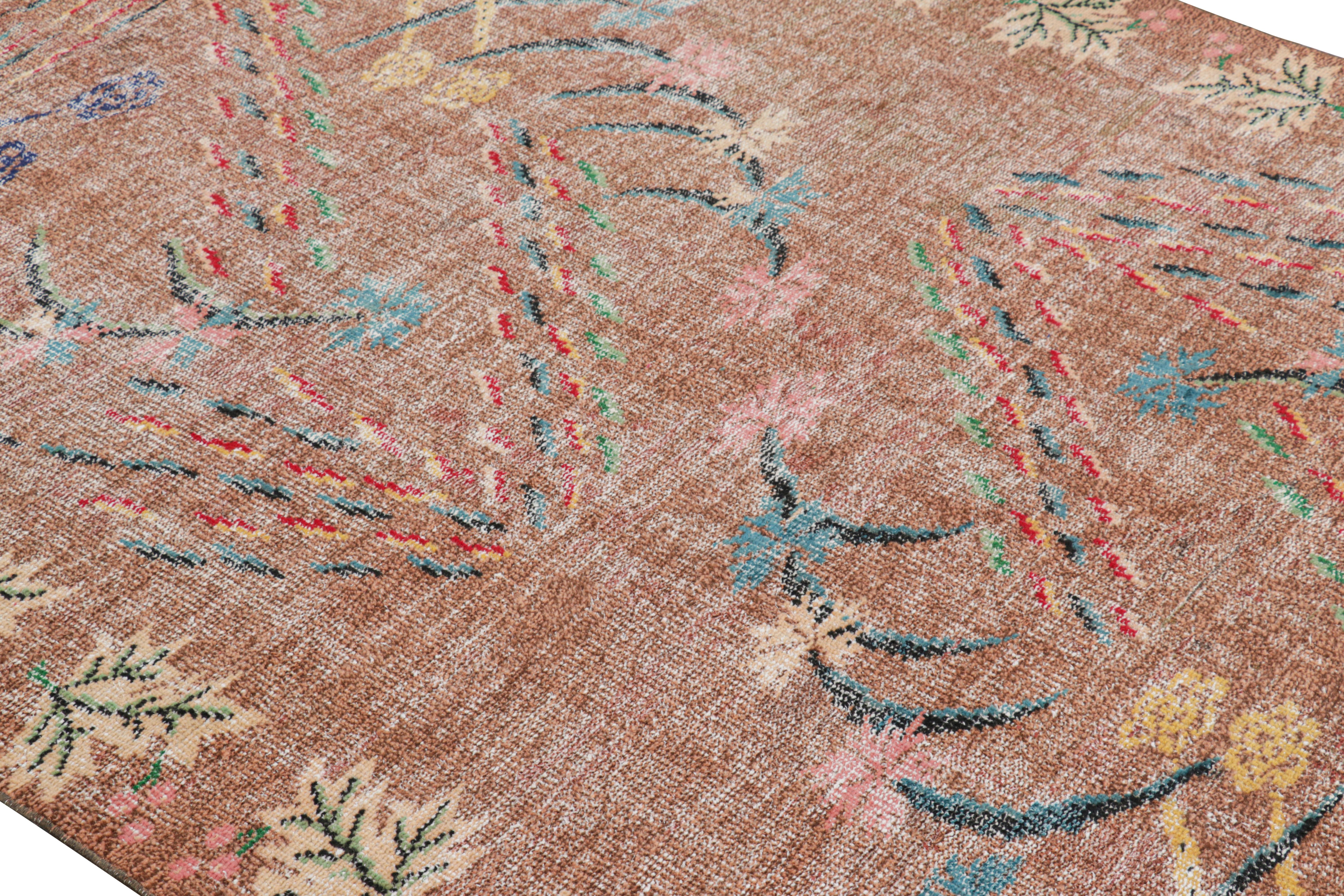 Annodato a mano in lana e proveniente dalla Turchia intorno al 1960-1970, questo tappeto vintage Zeki Müren 6x9 è un'aggiunta unica alla Rug & Kilim Collection per la sua ampia gamma di colori e motivi floreali su tutto il campo.

Sul design: 

Gli