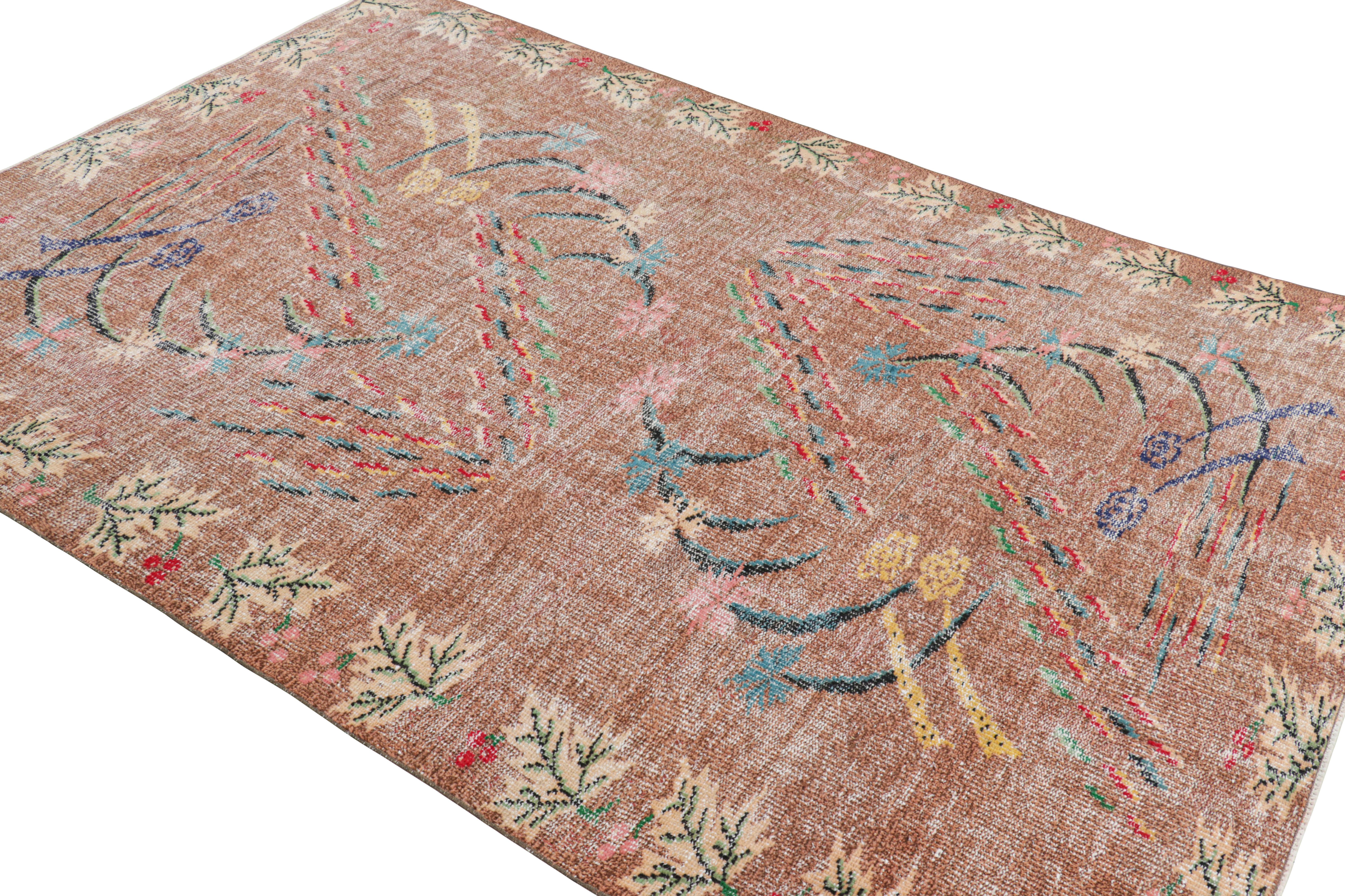 Annodato a mano Tappeto Zeki Müren vintage in beige-marrone con motivi floreali, da Rug & Kilim in vendita