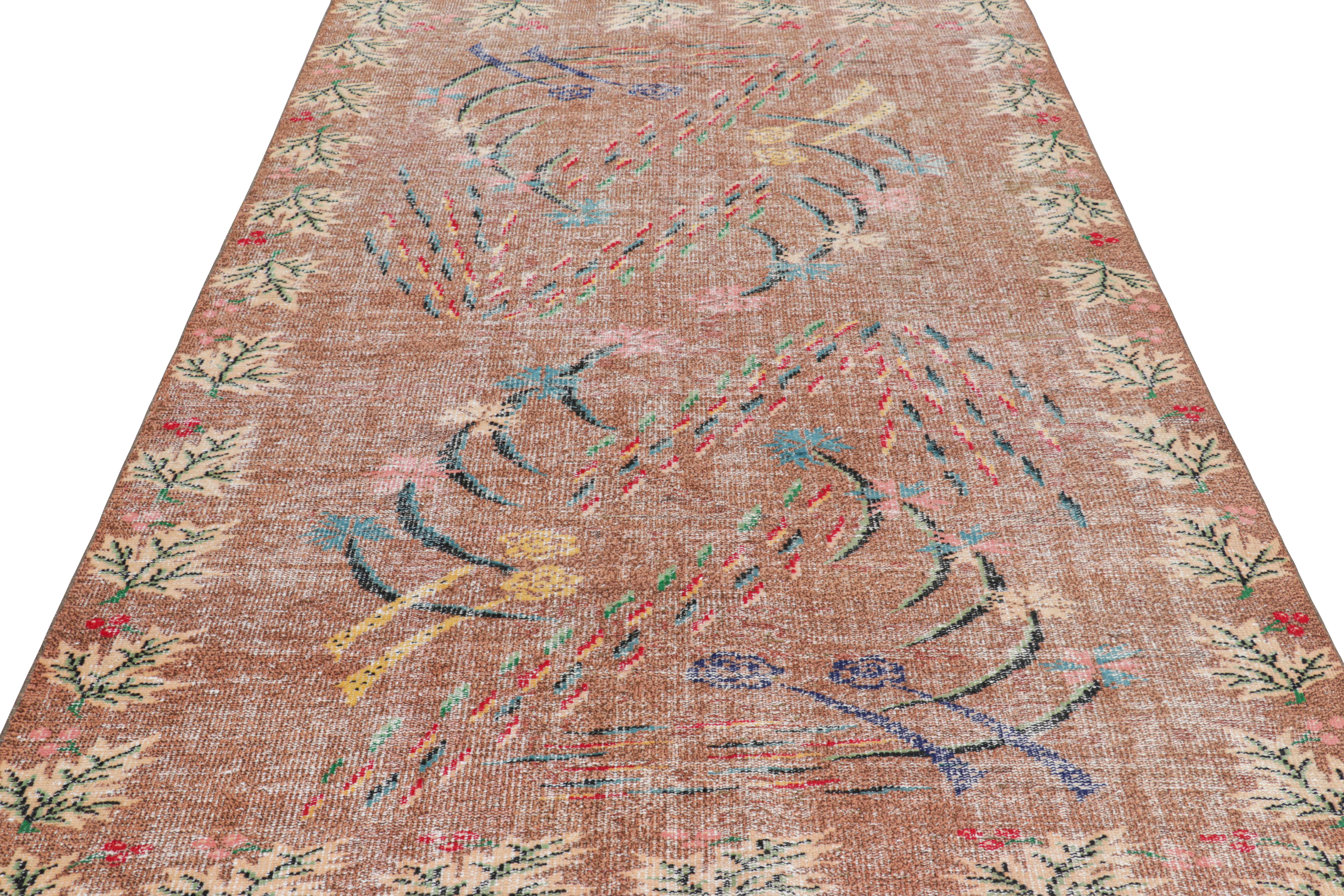 Tappeto Zeki Müren vintage in beige-marrone con motivi floreali, da Rug & Kilim In condizioni buone in vendita a Long Island City, NY