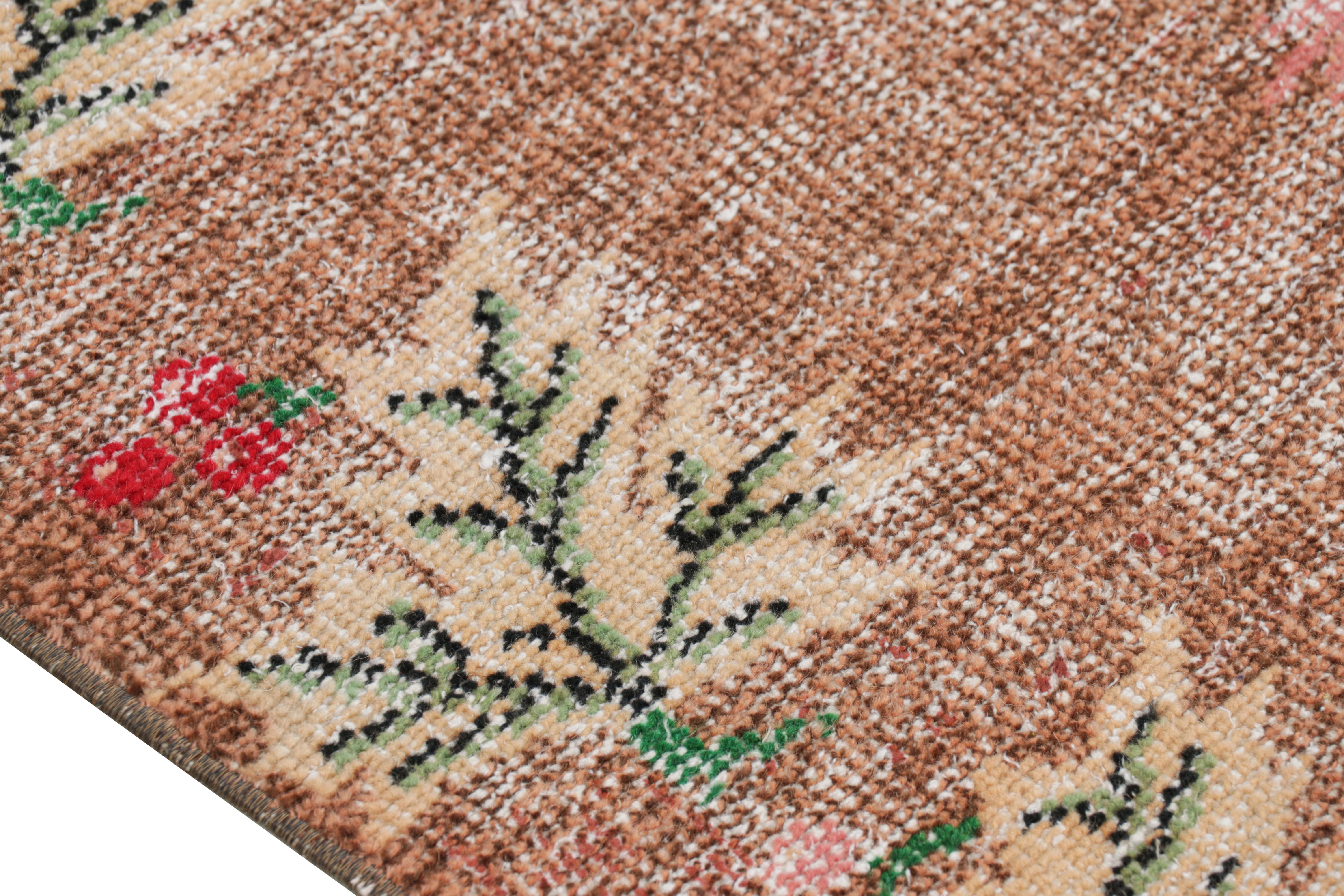 Metà XX secolo Tappeto Zeki Müren vintage in beige-marrone con motivi floreali, da Rug & Kilim in vendita