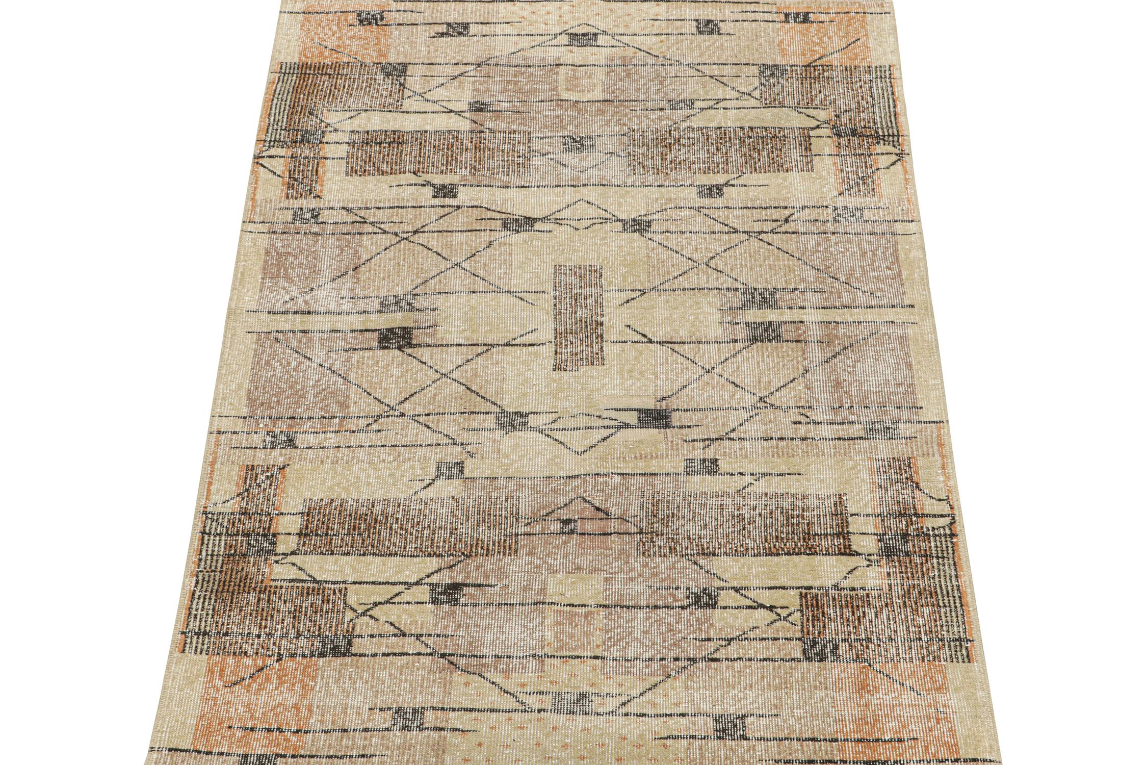 Vintage Zeki Müren Teppich in Beige-Braun mit geometrischen Mustern von Rug & Kilim (Art déco) im Angebot