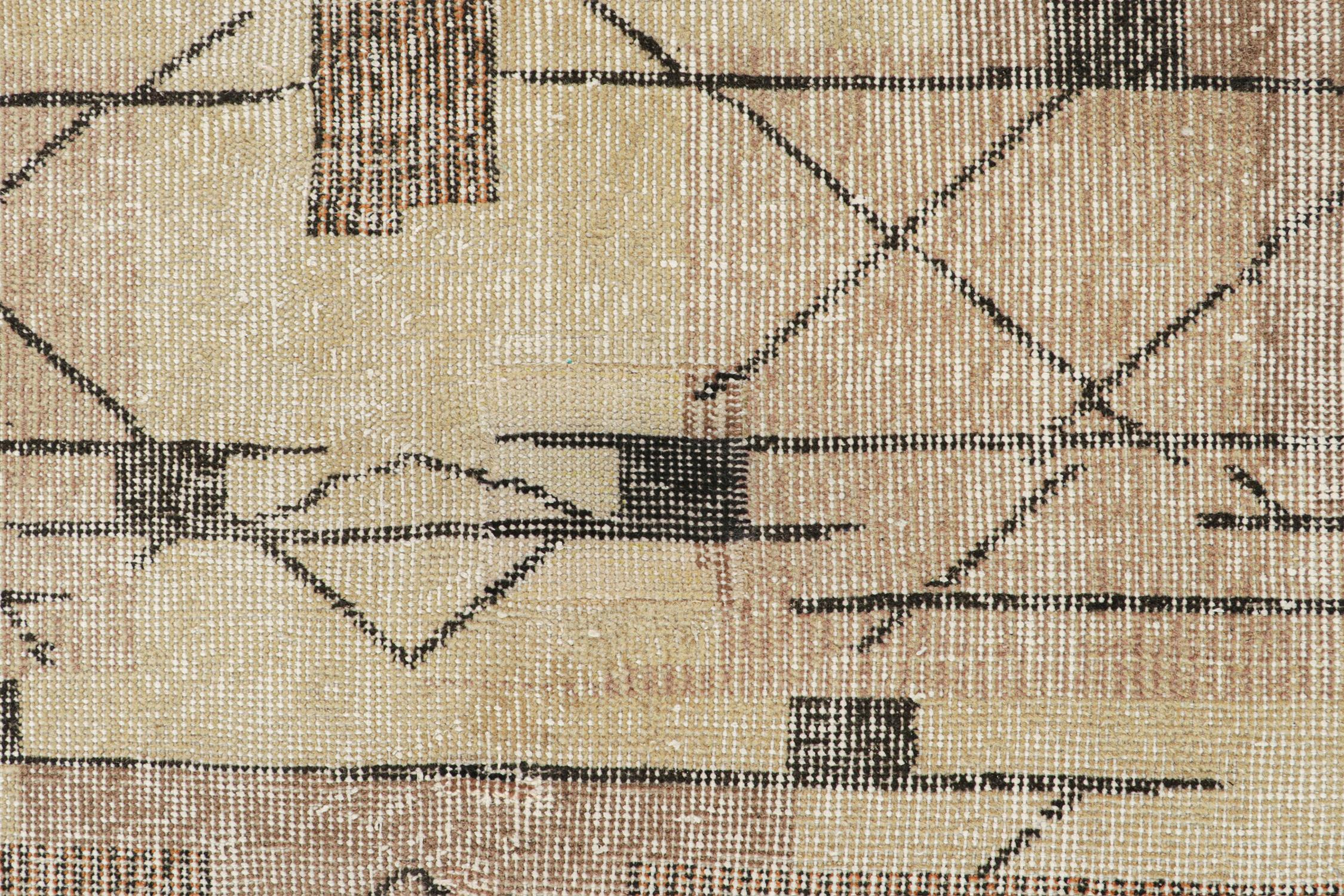 Vintage Zeki Müren Teppich in Beige-Braun mit geometrischen Mustern von Rug & Kilim im Zustand „Gut“ im Angebot in Long Island City, NY