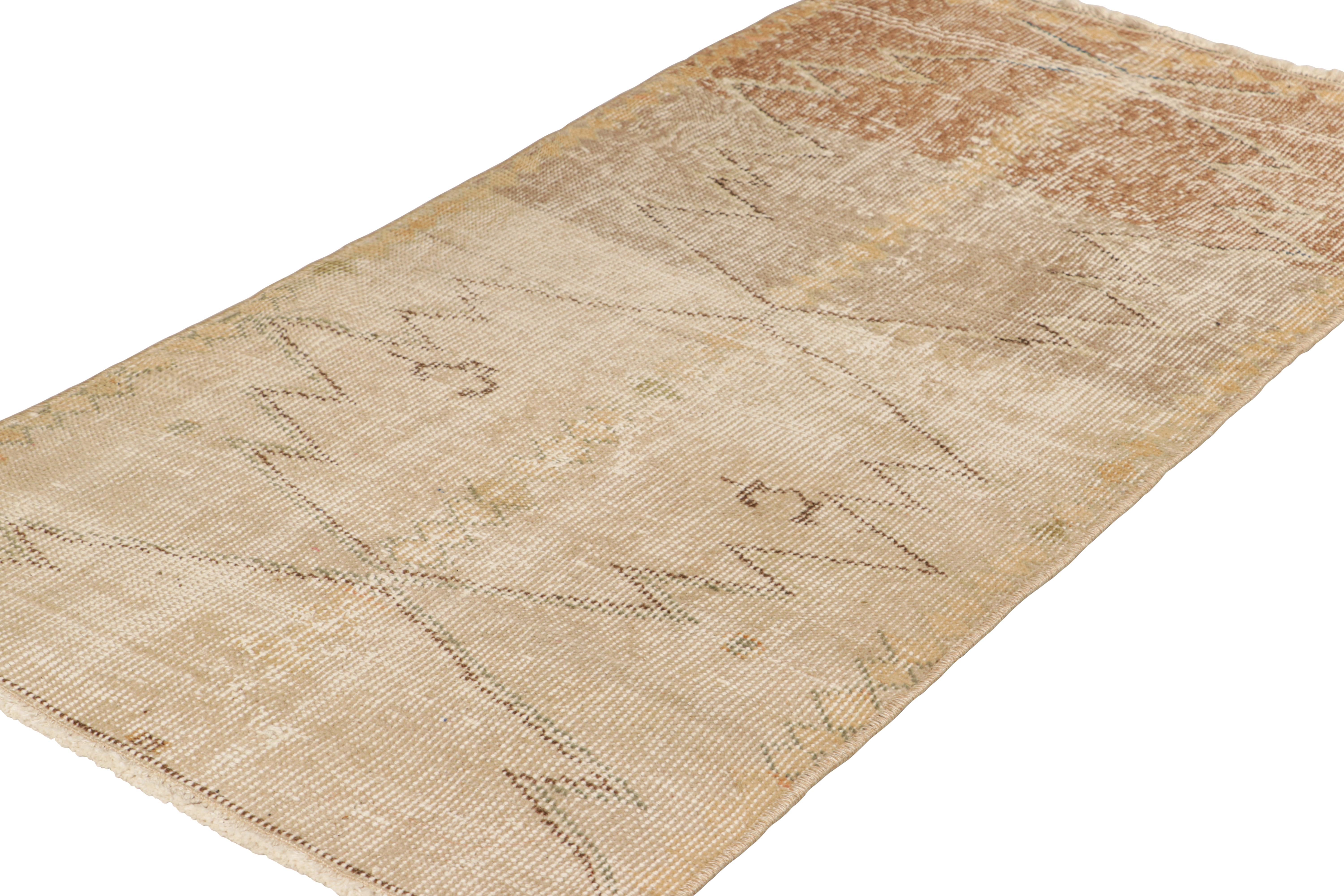 Alfombra vintage Zeki Müren en beige-marrón con motivos geométricos, de Rug & Kilim Anudado a mano en venta
