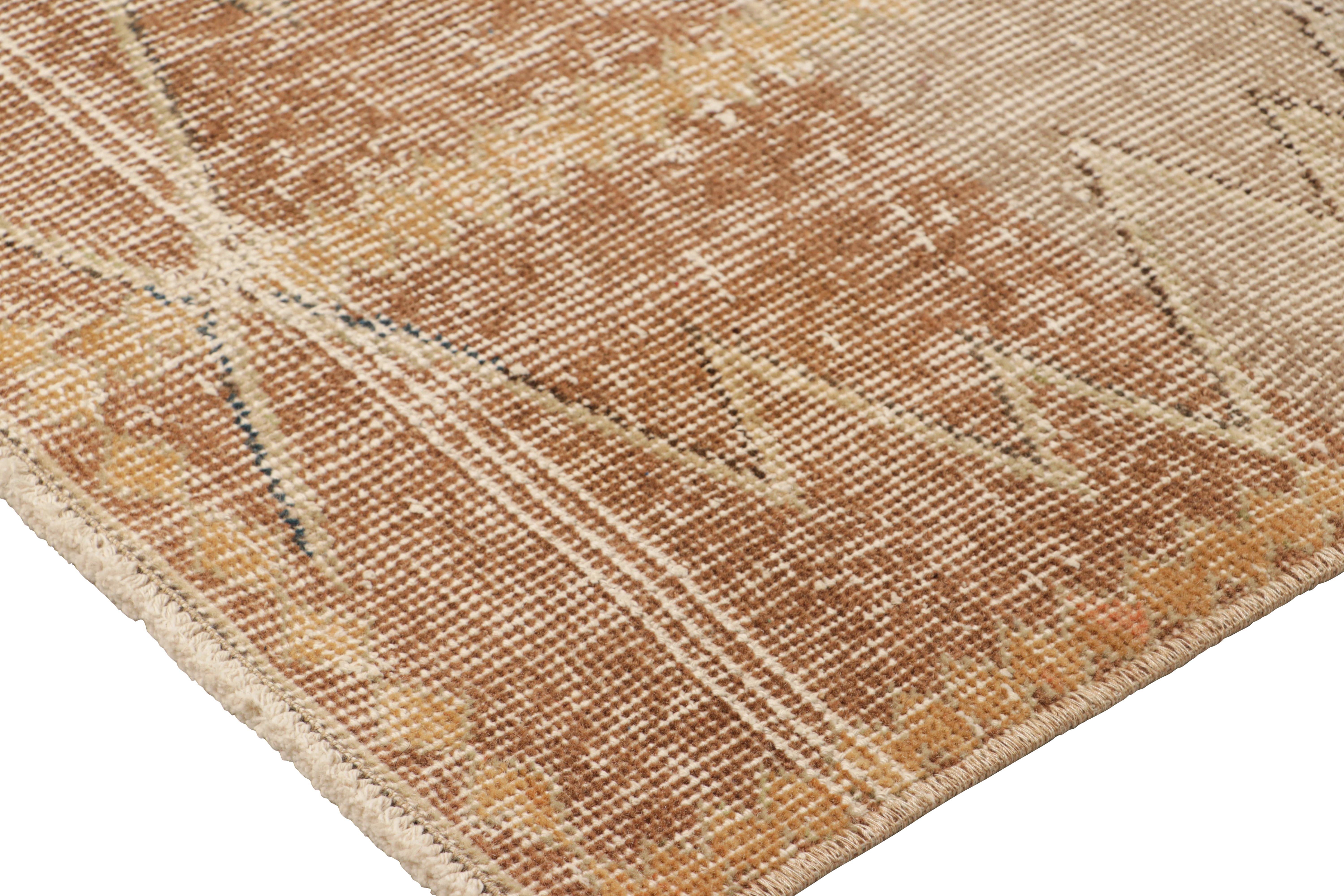 Alfombra vintage Zeki Müren en beige-marrón con motivos geométricos, de Rug & Kilim en Bueno estado para la venta en Long Island City, NY