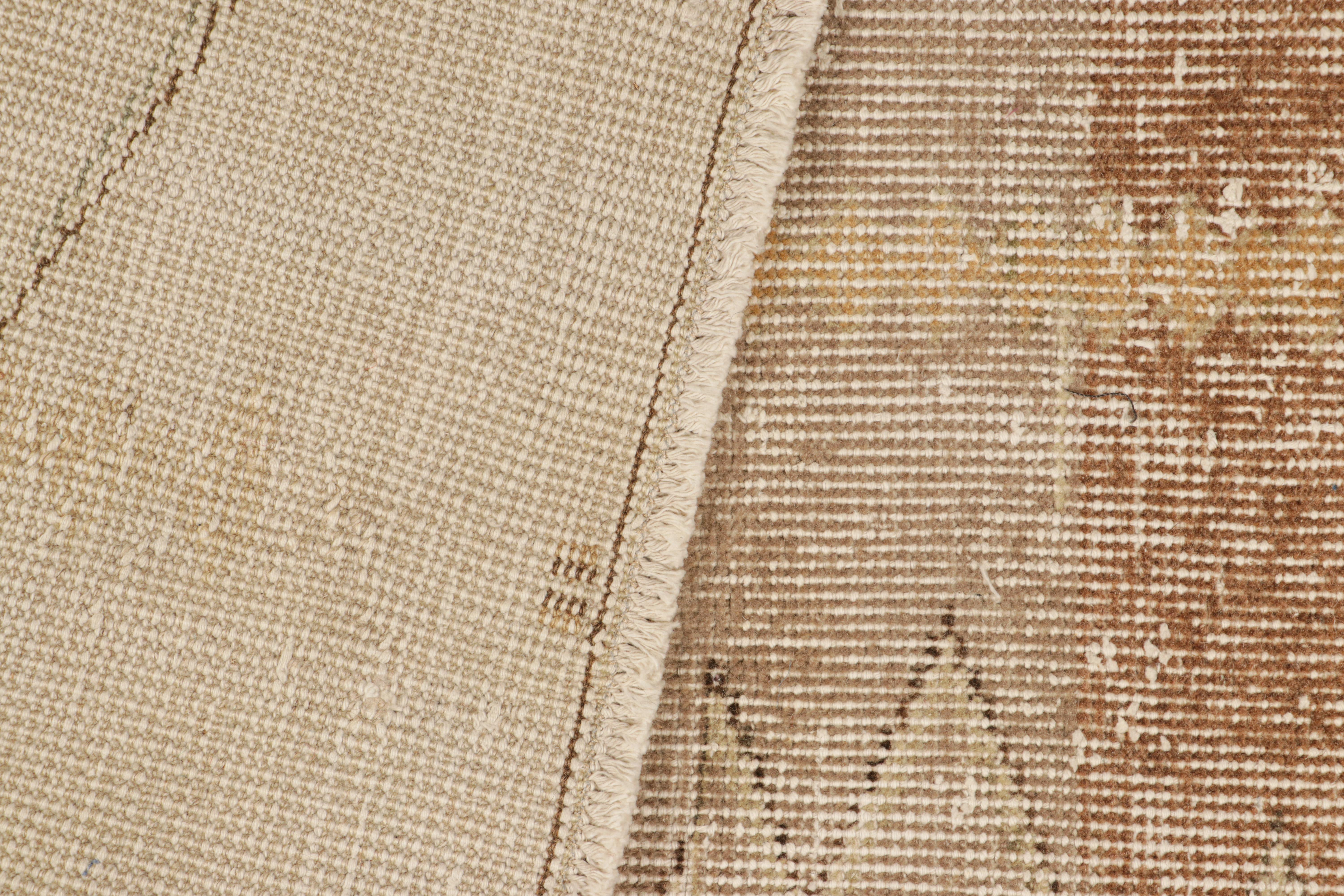 Alfombra vintage Zeki Müren en beige-marrón con motivos geométricos, de Rug & Kilim mediados del siglo XX en venta