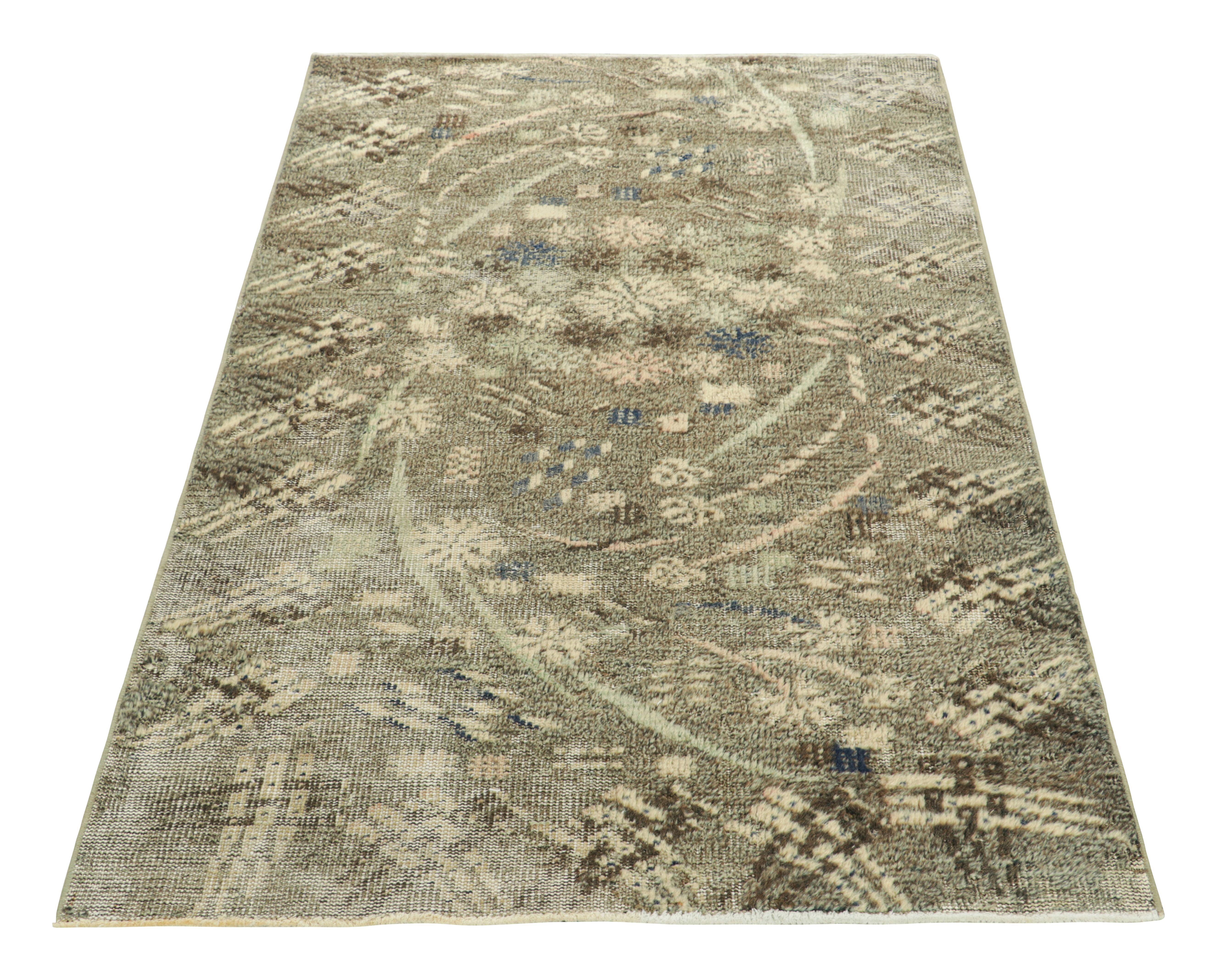 Vintage Zeki Müren Rug in Beige with Bright Abstract Patterns  Rug & Kilim In Good Condition For Sale In Long Island City, NY
