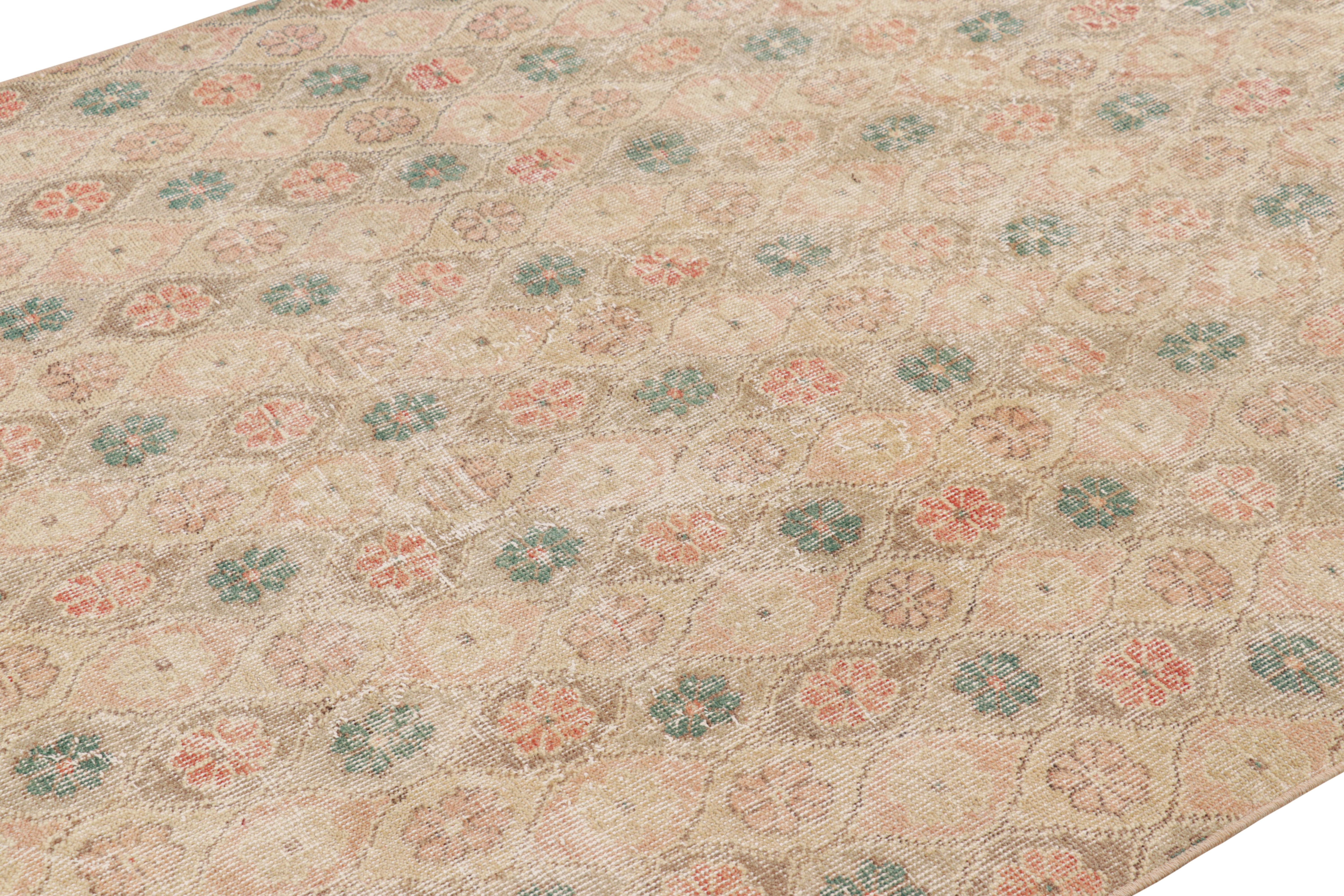 Dieser handgeknüpfte Wollteppich aus der Türkei (ca. 1960-1970) im Format 5x8 von Zeki Müren ist eine einzigartige Ergänzung der Rug & Kilim Collection'S mit seinen floralen Mustern auf dem Feld. 

Über das Design: 

Bewunderer des Handwerks werden