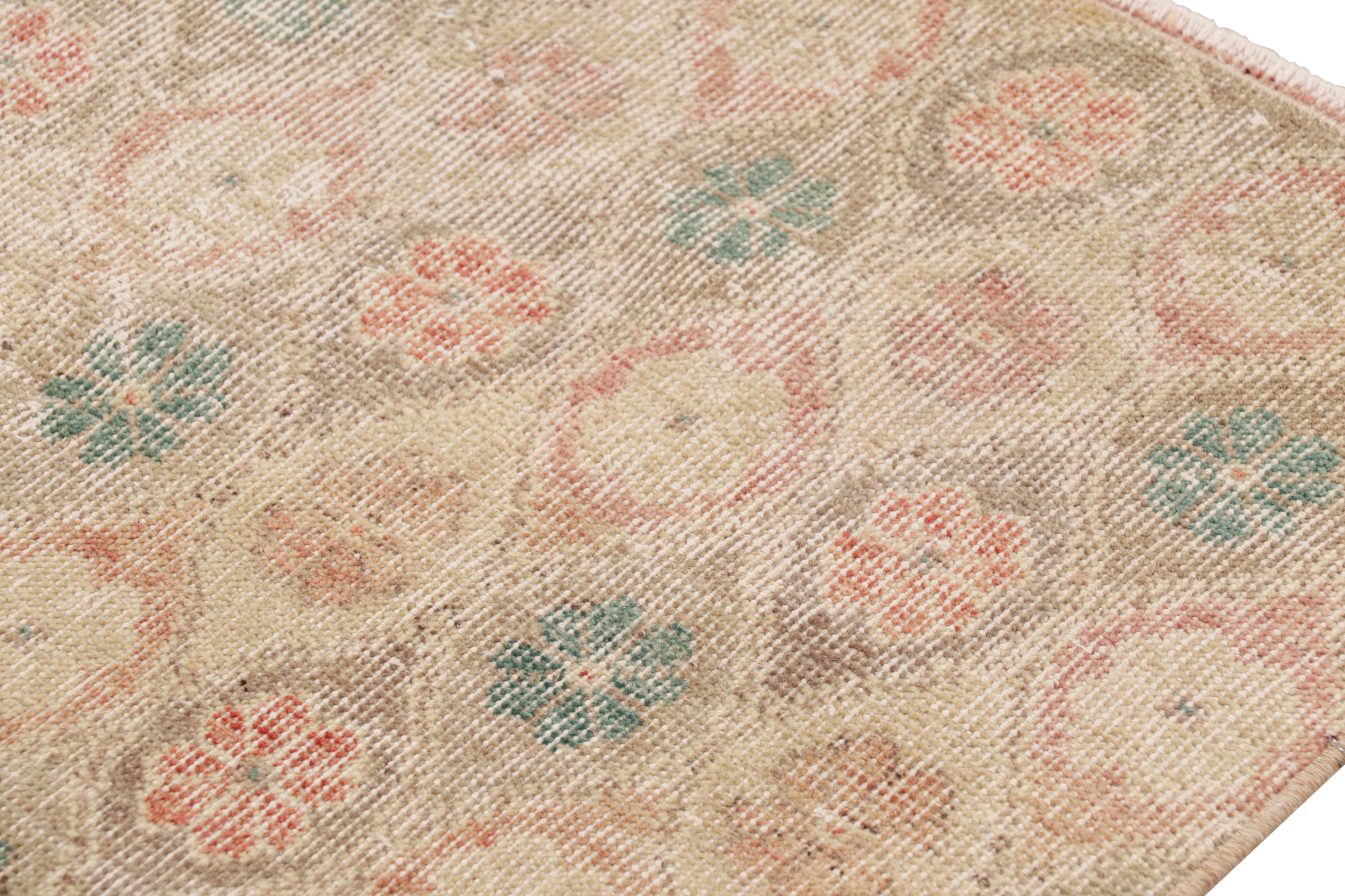 Vintage Zeki Müren Teppich in Beige, mit bunten Blumenmustern von Rug & Kilim (Türkisch) im Angebot