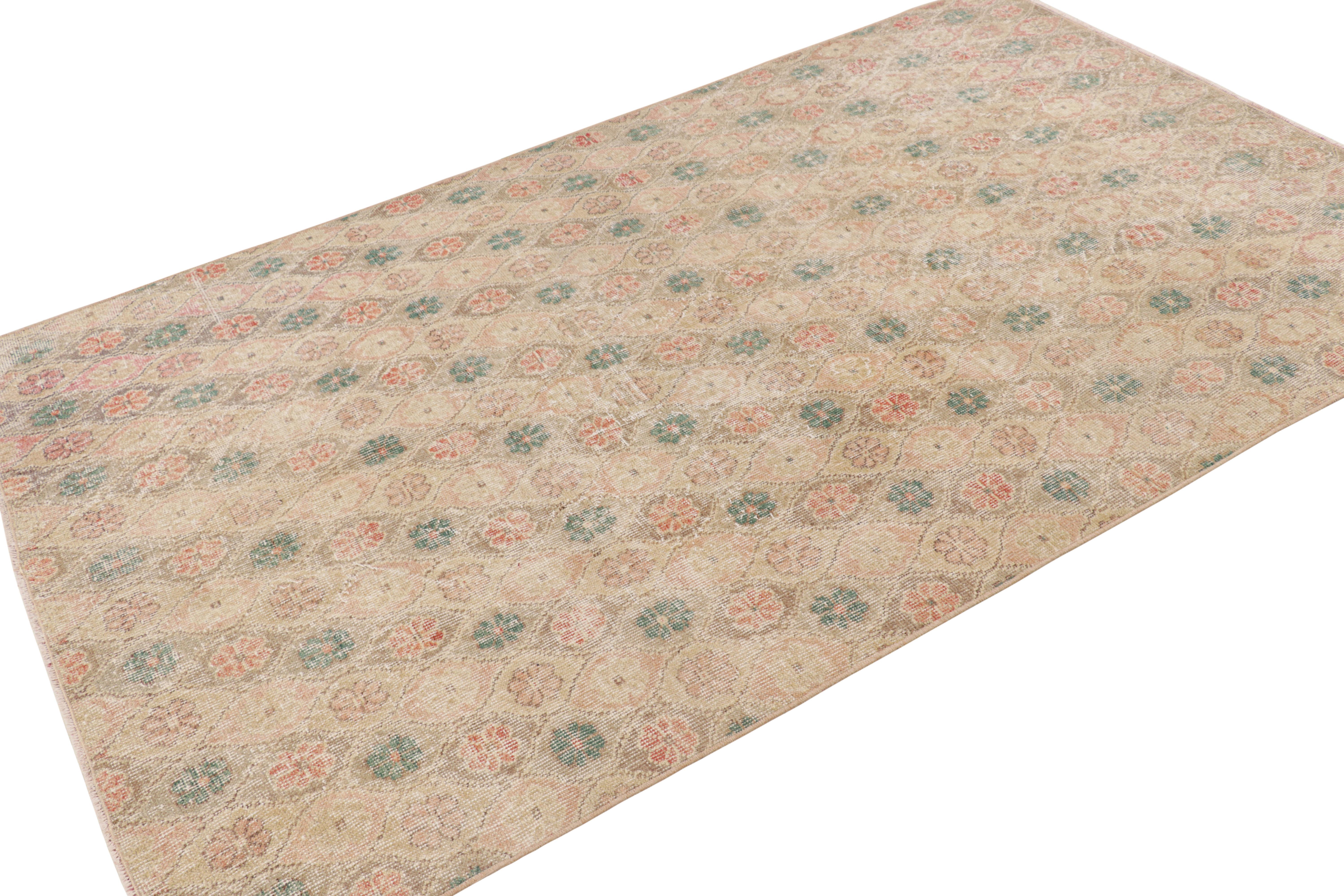 Vintage Zeki Müren Teppich in Beige, mit bunten Blumenmustern von Rug & Kilim (Handgeknüpft) im Angebot