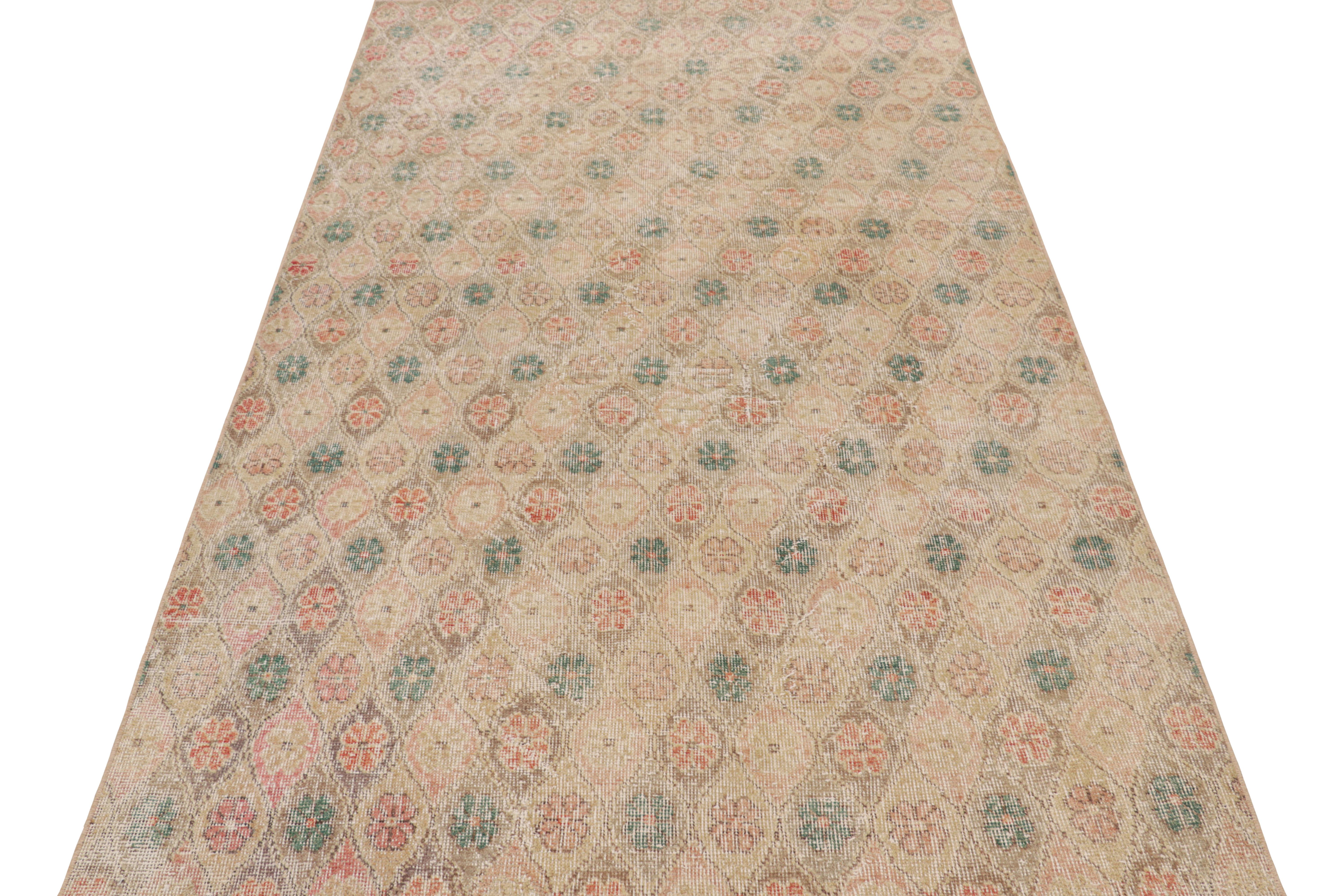 Vintage Zeki Müren Teppich in Beige, mit bunten Blumenmustern von Rug & Kilim im Zustand „Gut“ im Angebot in Long Island City, NY