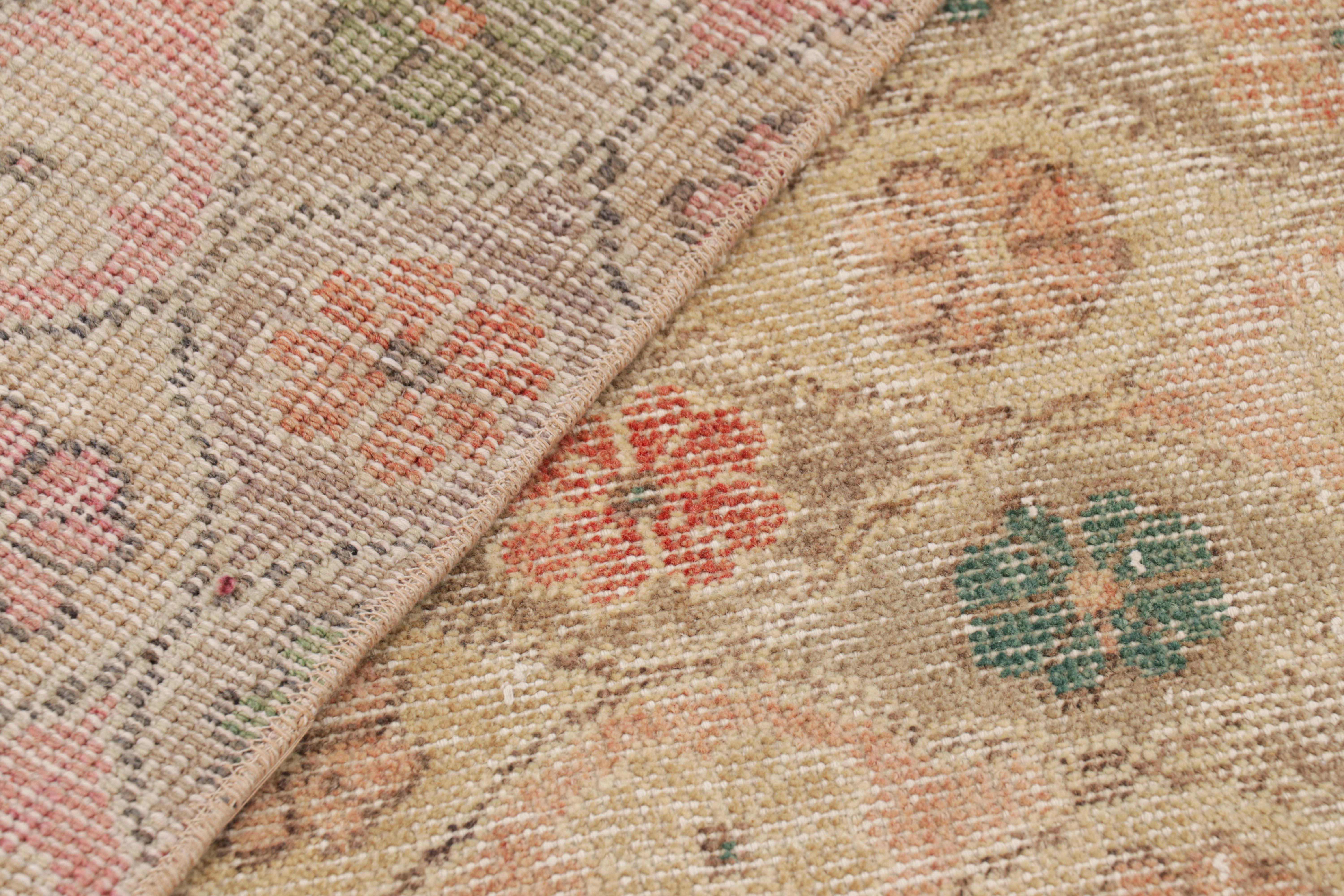 Vintage Zeki Müren Teppich in Beige, mit bunten Blumenmustern von Rug & Kilim (Wolle) im Angebot