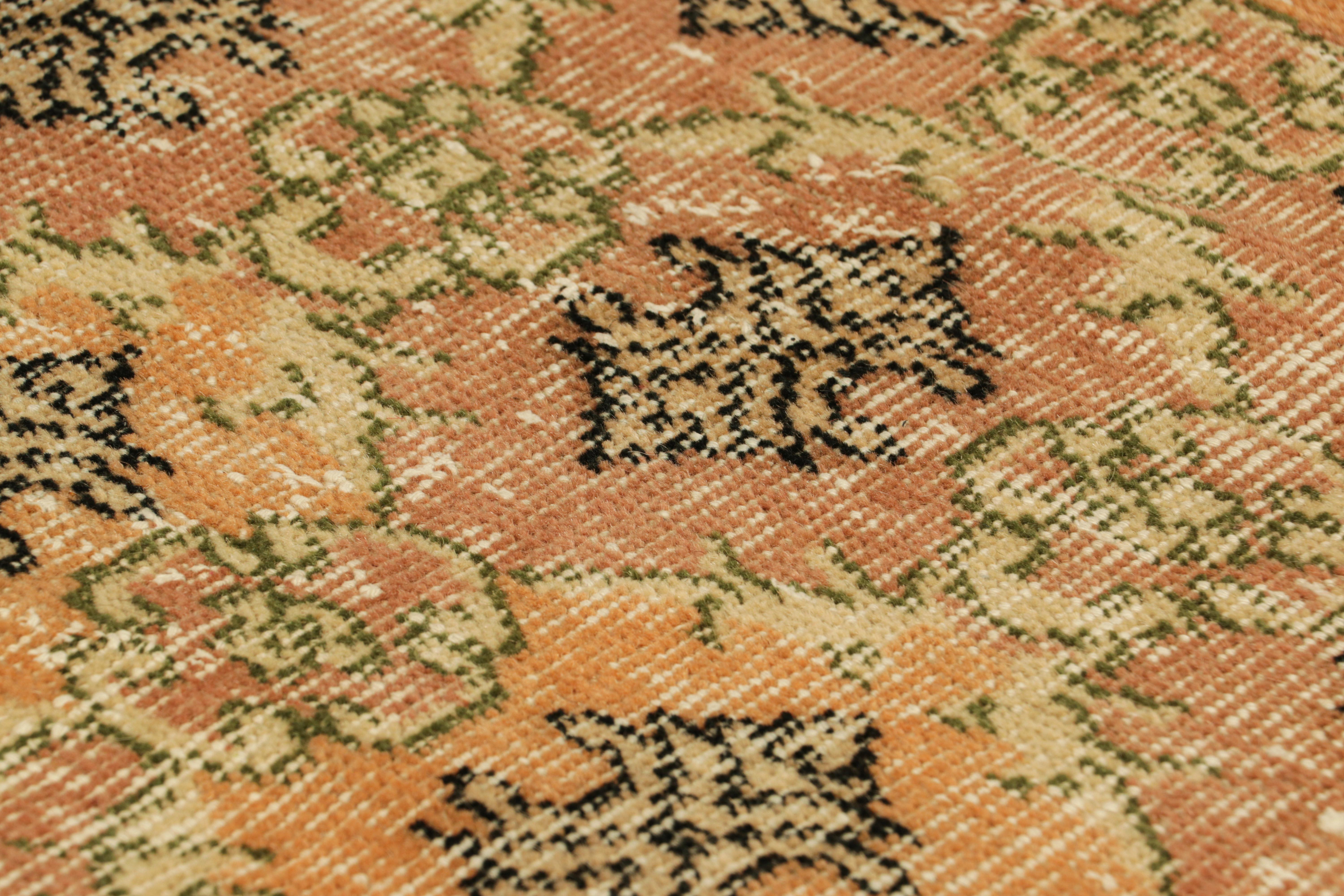 Dieser handgeknüpfte Wollteppich aus der Türkei (ca. 1960 - 1970) ist eine einzigartige Ergänzung der Rug & Kilim Collection'S. Er besticht durch seine breite Farbpalette und die geometrischen Muster auf dem gesamten Feld. 

Über das Design: