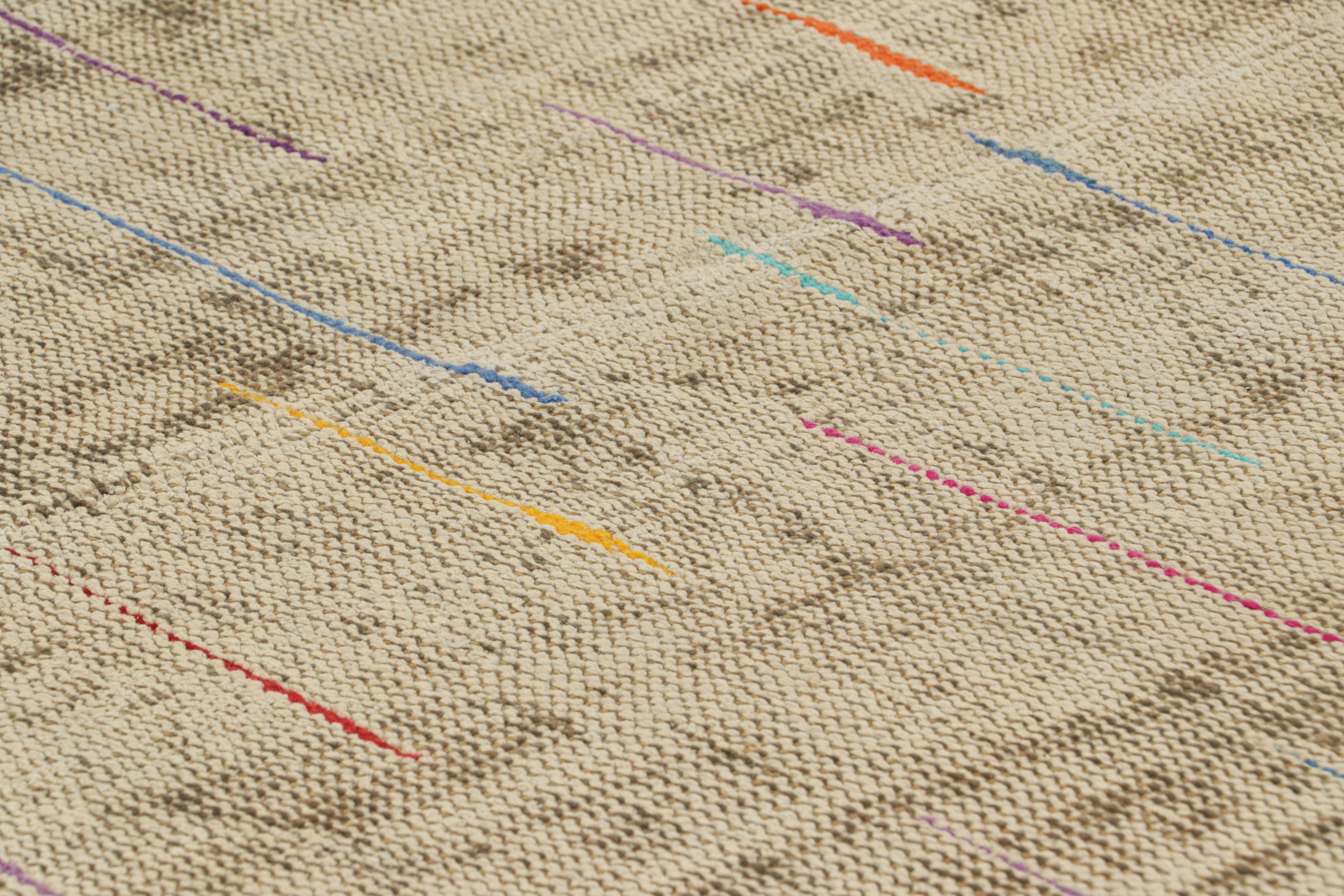 Dieser handgeknüpfte Wollteppich aus der Türkei (ca. 1960-1970) im Format 5x9 von Zeki Müren ist eine einzigartige Ergänzung der Rug & Kilim Collection'S wegen seiner Farben und geometrischen Muster auf dem gesamten Feld. 

Über das Design: