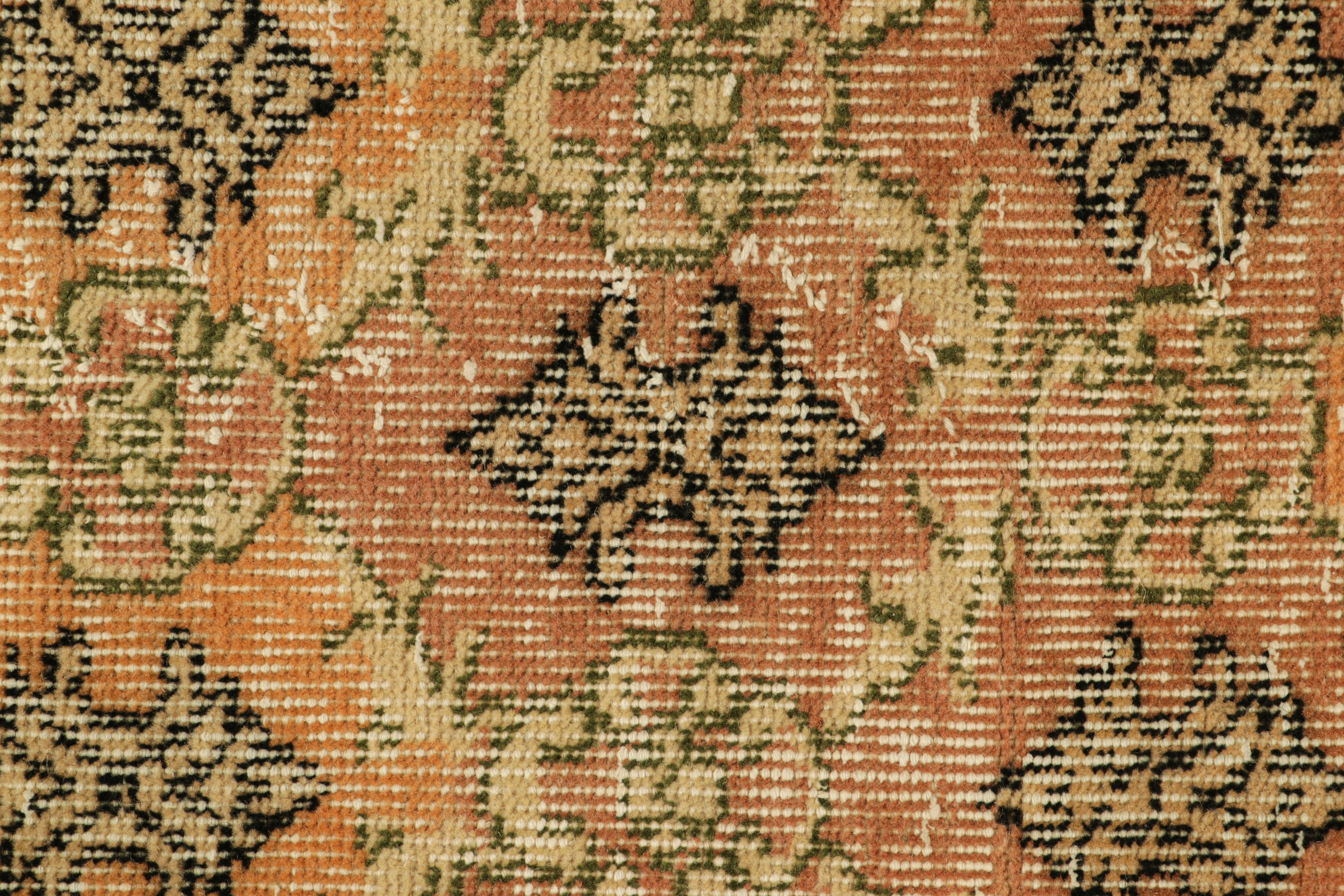 Vintage Zeki Müren Teppich in Beige mit buntem geometrischem Muster von Rug & Kilim (Türkisch) im Angebot