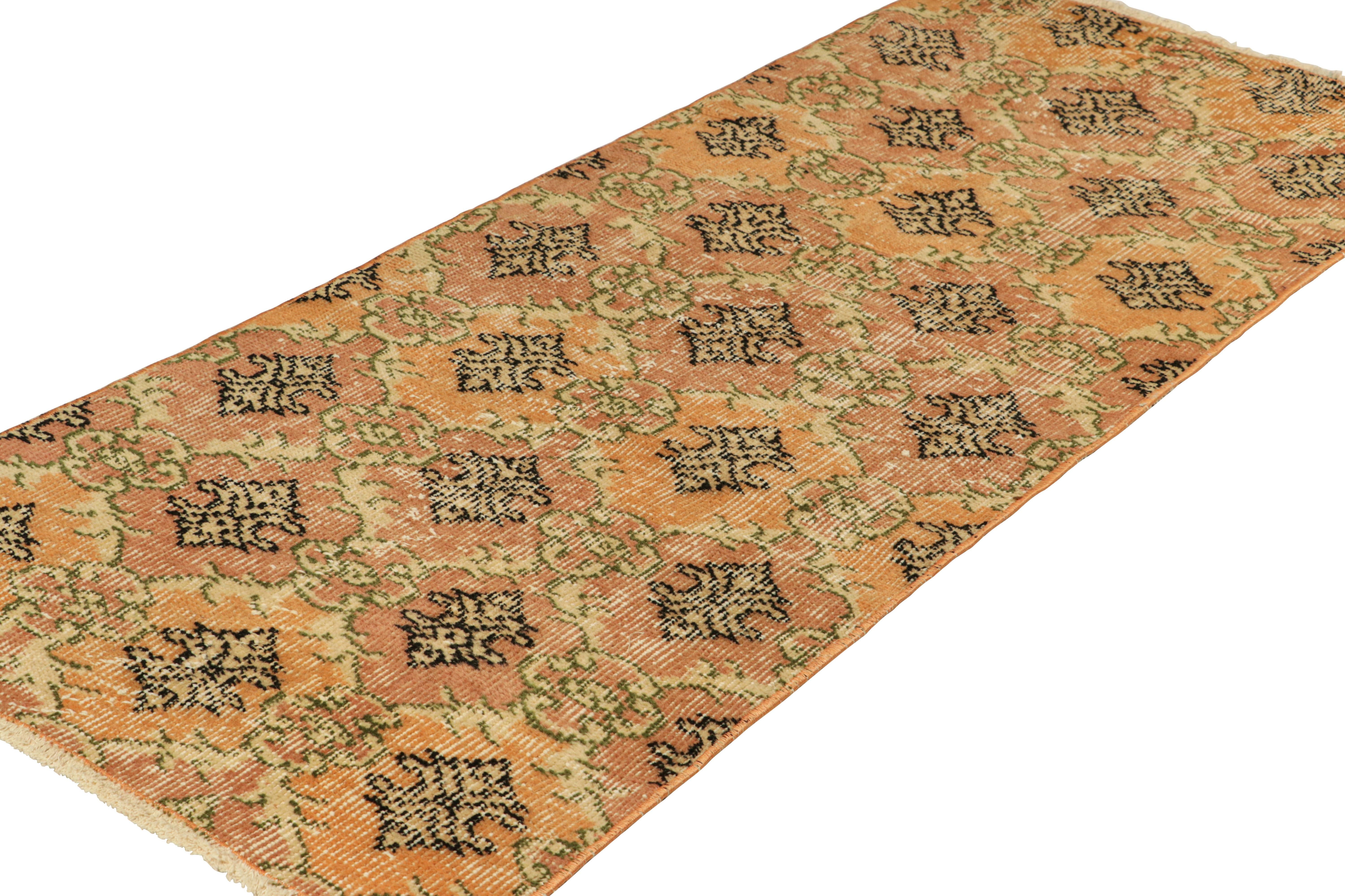 Vintage Zeki Müren Teppich in Beige mit buntem geometrischem Muster von Rug & Kilim (Handgeknüpft) im Angebot