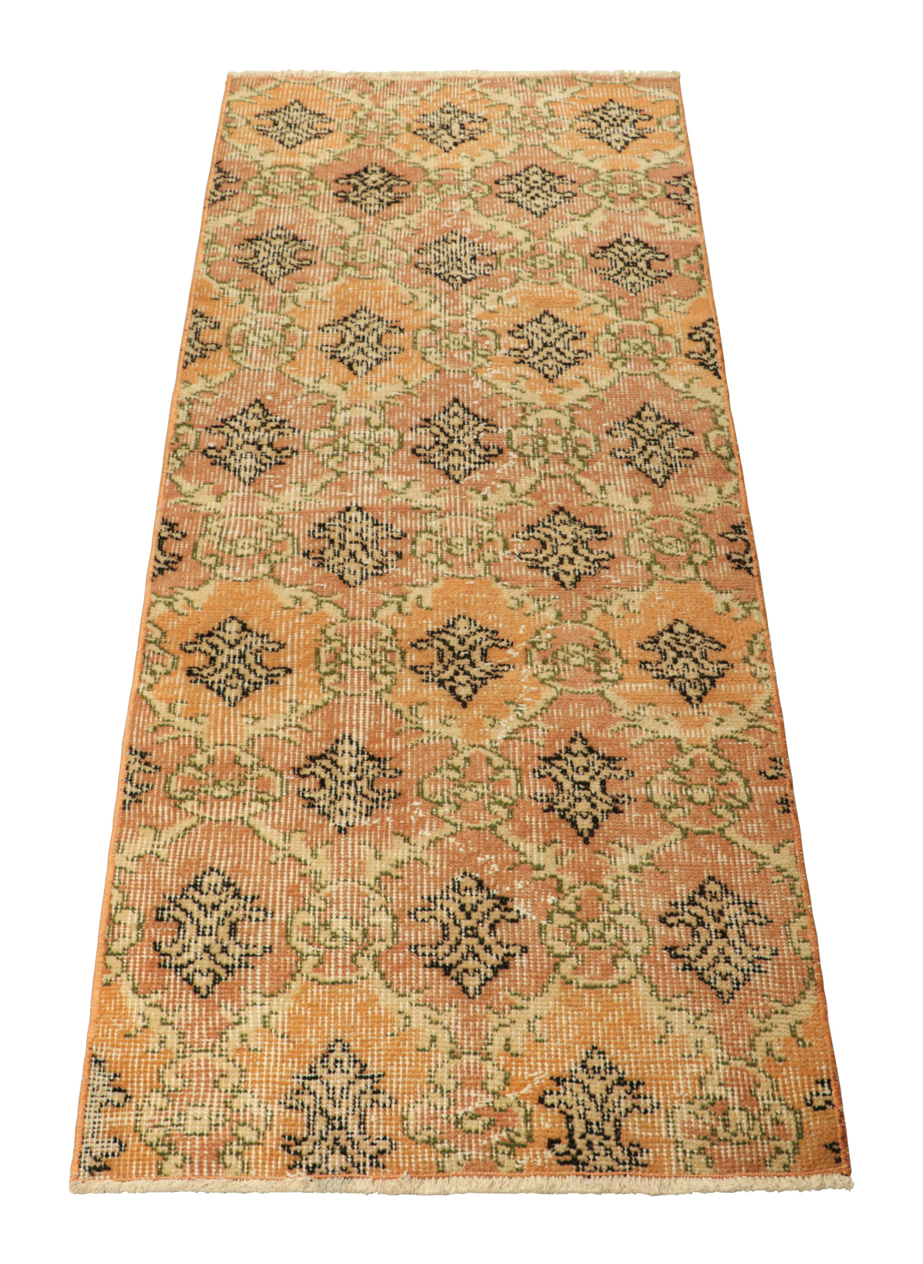 Vintage Zeki Müren Teppich in Beige mit buntem geometrischem Muster von Rug & Kilim im Zustand „Gut“ im Angebot in Long Island City, NY