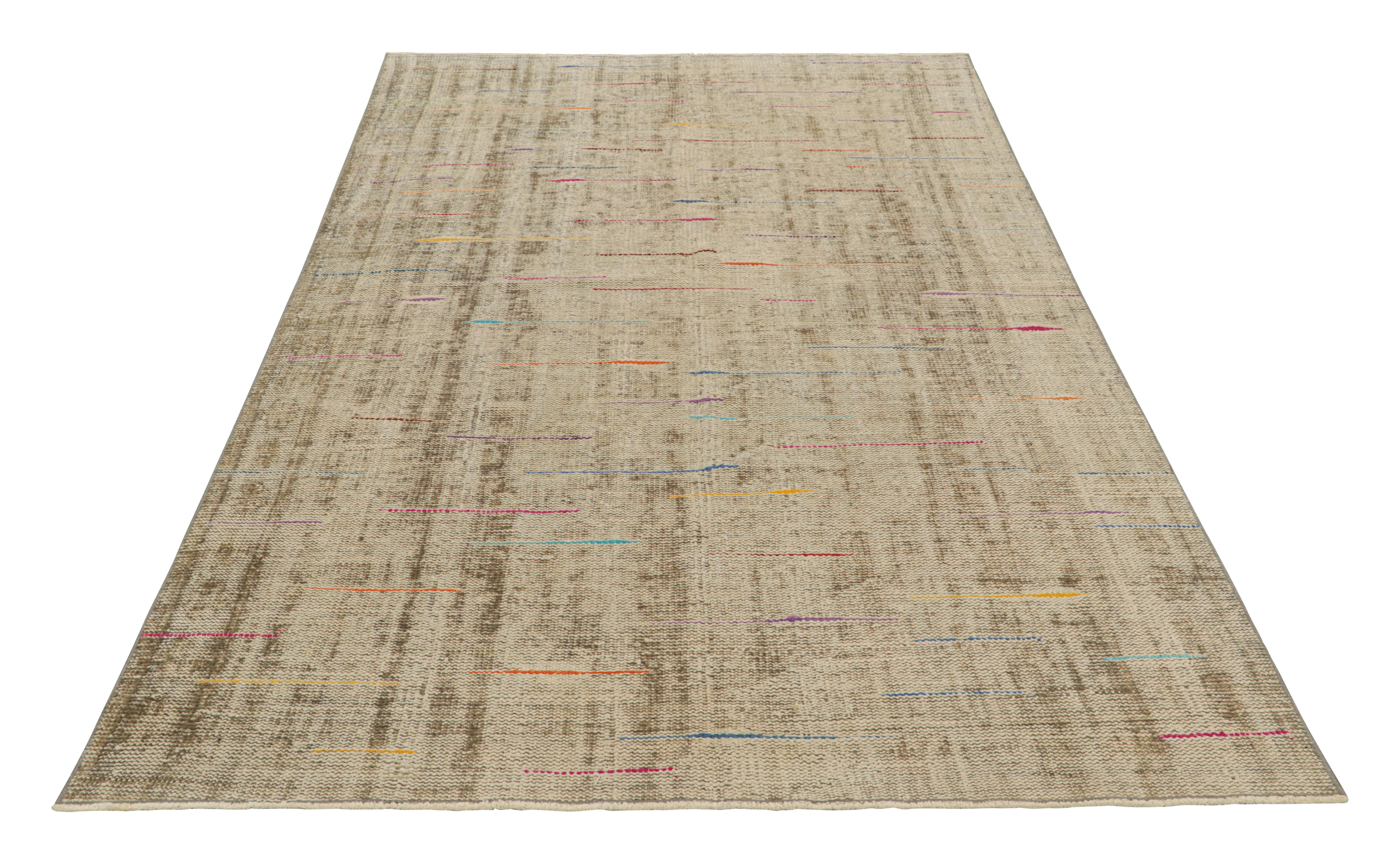 Vintage Zeki Müren Teppich in Beige mit buntem geometrischem Muster von Rug & Kilim im Zustand „Gut“ im Angebot in Long Island City, NY