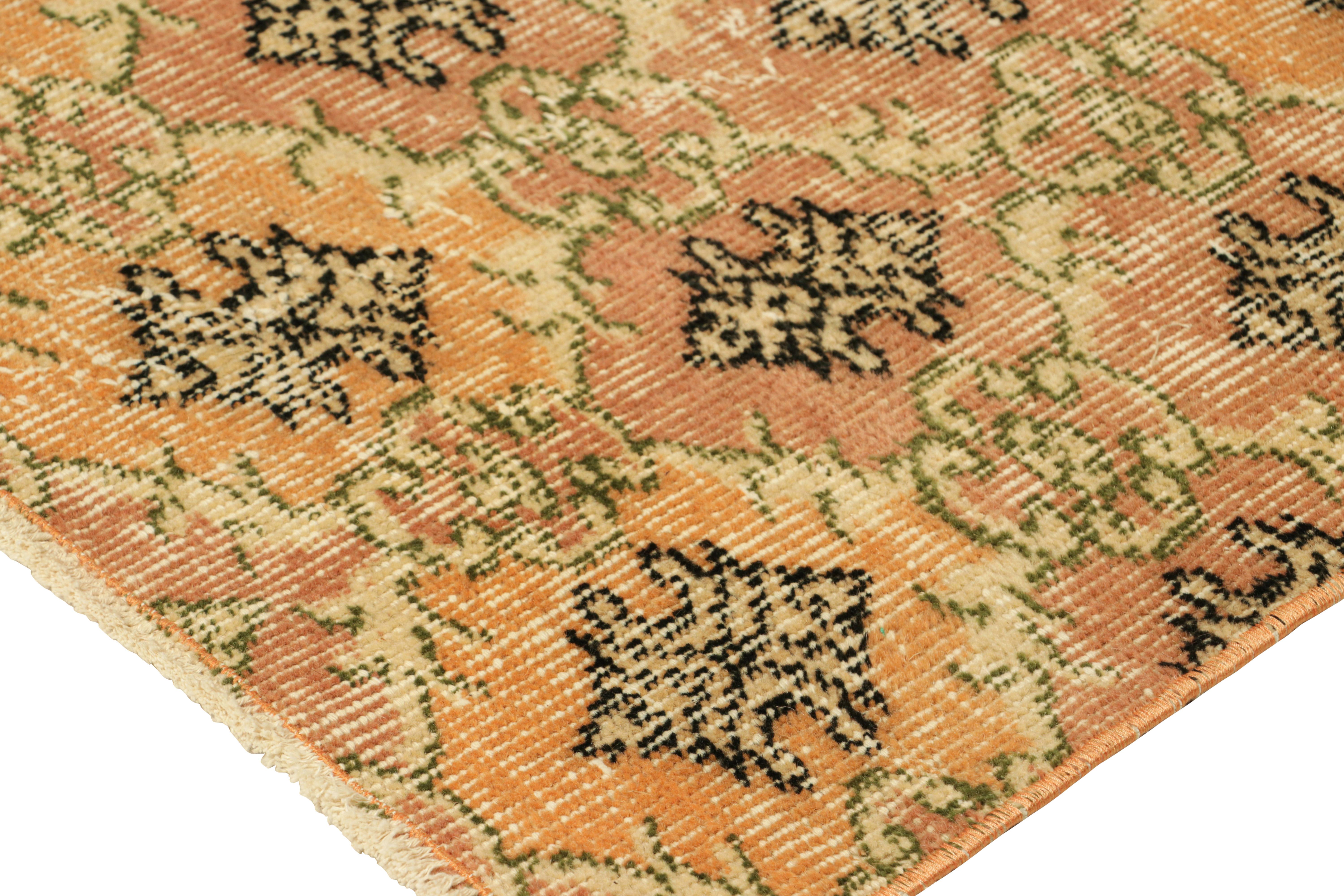 Vintage Zeki Müren Teppich in Beige mit buntem geometrischem Muster von Rug & Kilim (Mitte des 20. Jahrhunderts) im Angebot