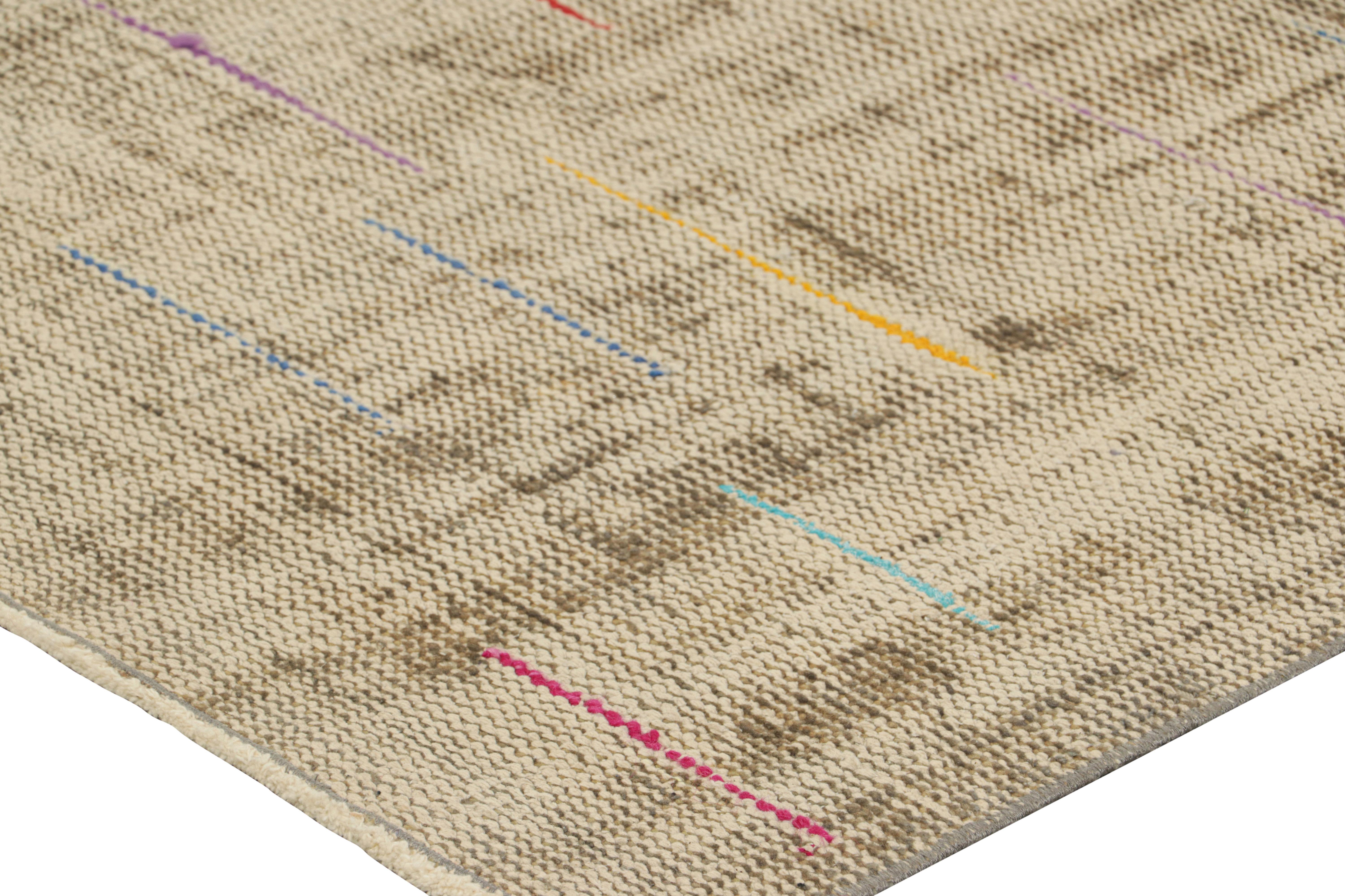 Vintage Zeki Müren Teppich in Beige mit buntem geometrischem Muster von Rug & Kilim (Mitte des 20. Jahrhunderts) im Angebot