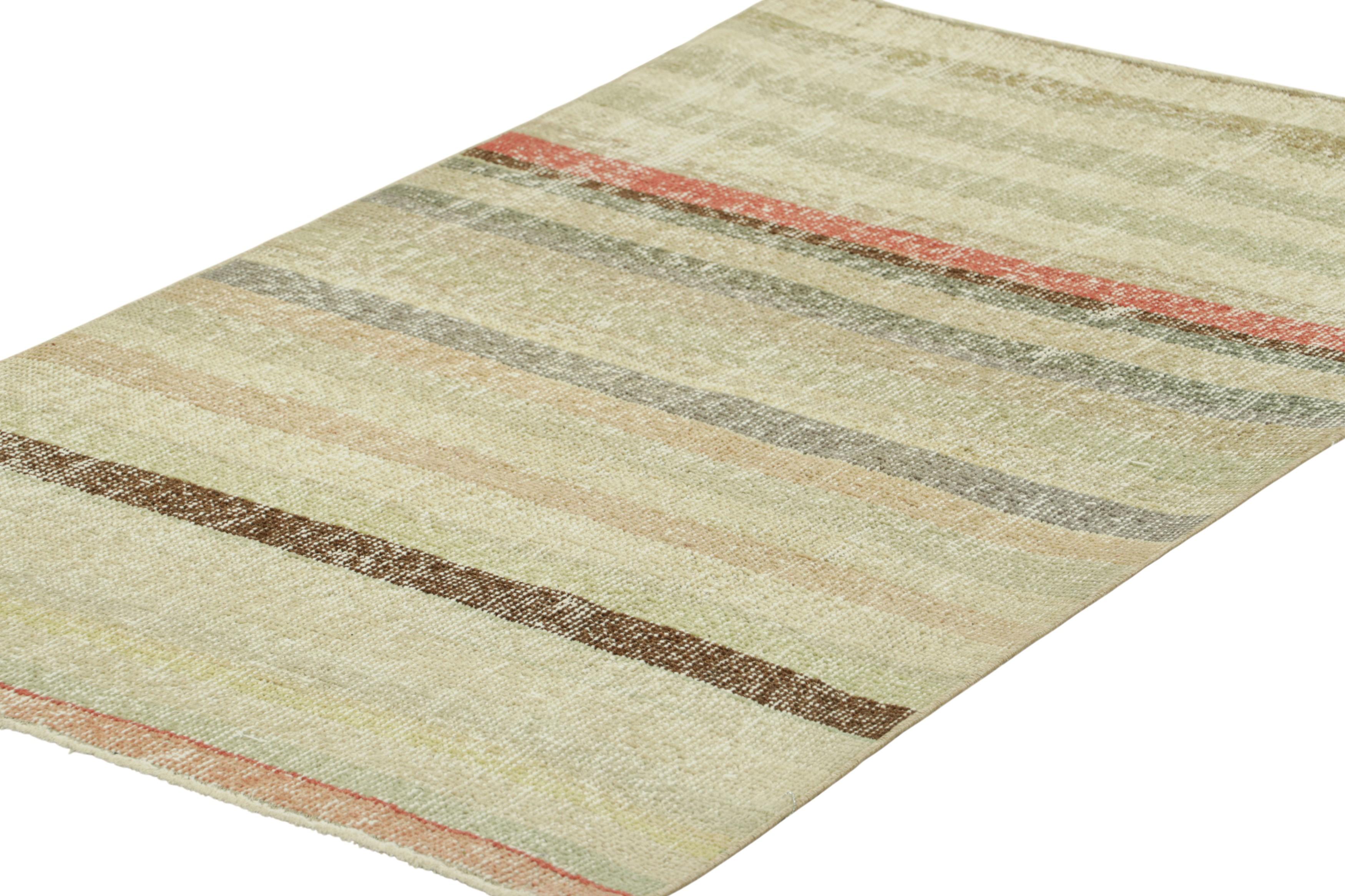 Vintage Zeki Müren Teppich in Beige mit bunten, geometrischen Streifen  Rug & Kilim (Handgeknüpft) im Angebot
