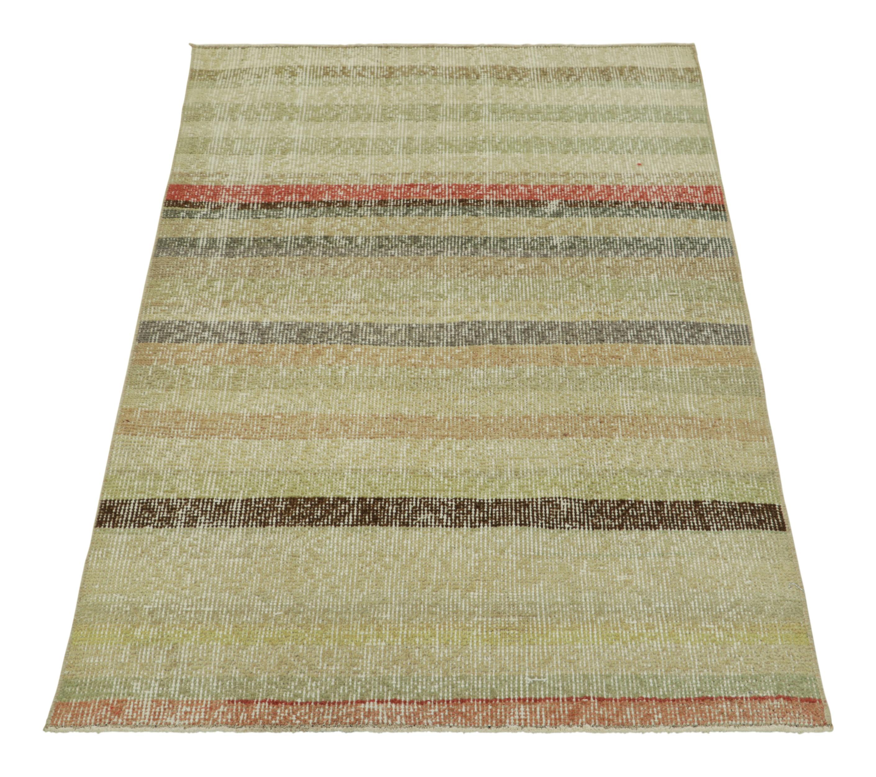 Vintage Zeki Müren Teppich in Beige mit bunten, geometrischen Streifen  Rug & Kilim im Zustand „Gut“ im Angebot in Long Island City, NY