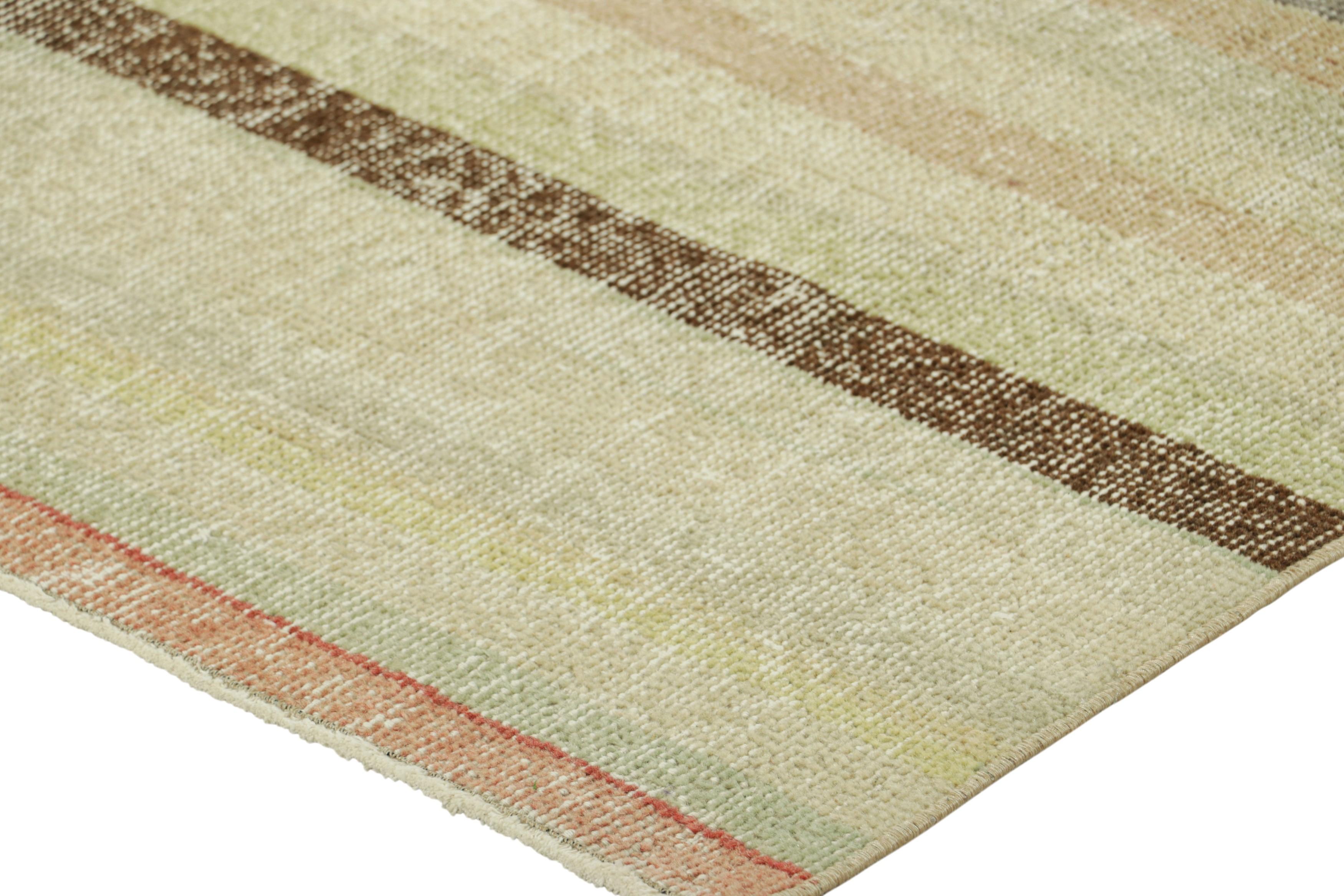 Vintage Zeki Müren Teppich in Beige mit bunten, geometrischen Streifen  Rug & Kilim (Mitte des 20. Jahrhunderts) im Angebot