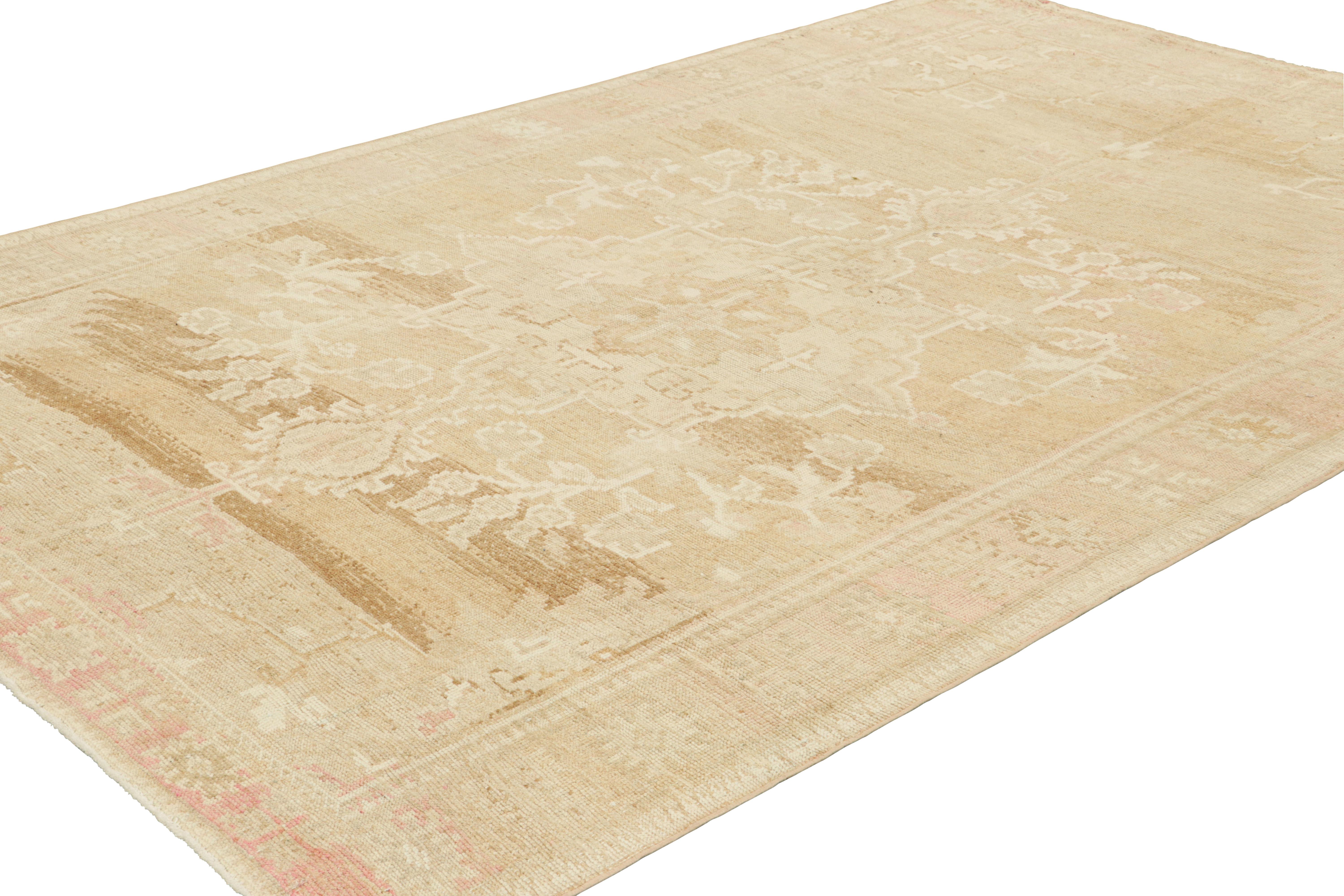 Hand-Knotted Vintage Oushak Rug, Cream with Medallion and Floral Patterns - Rug & Kilim For Sale