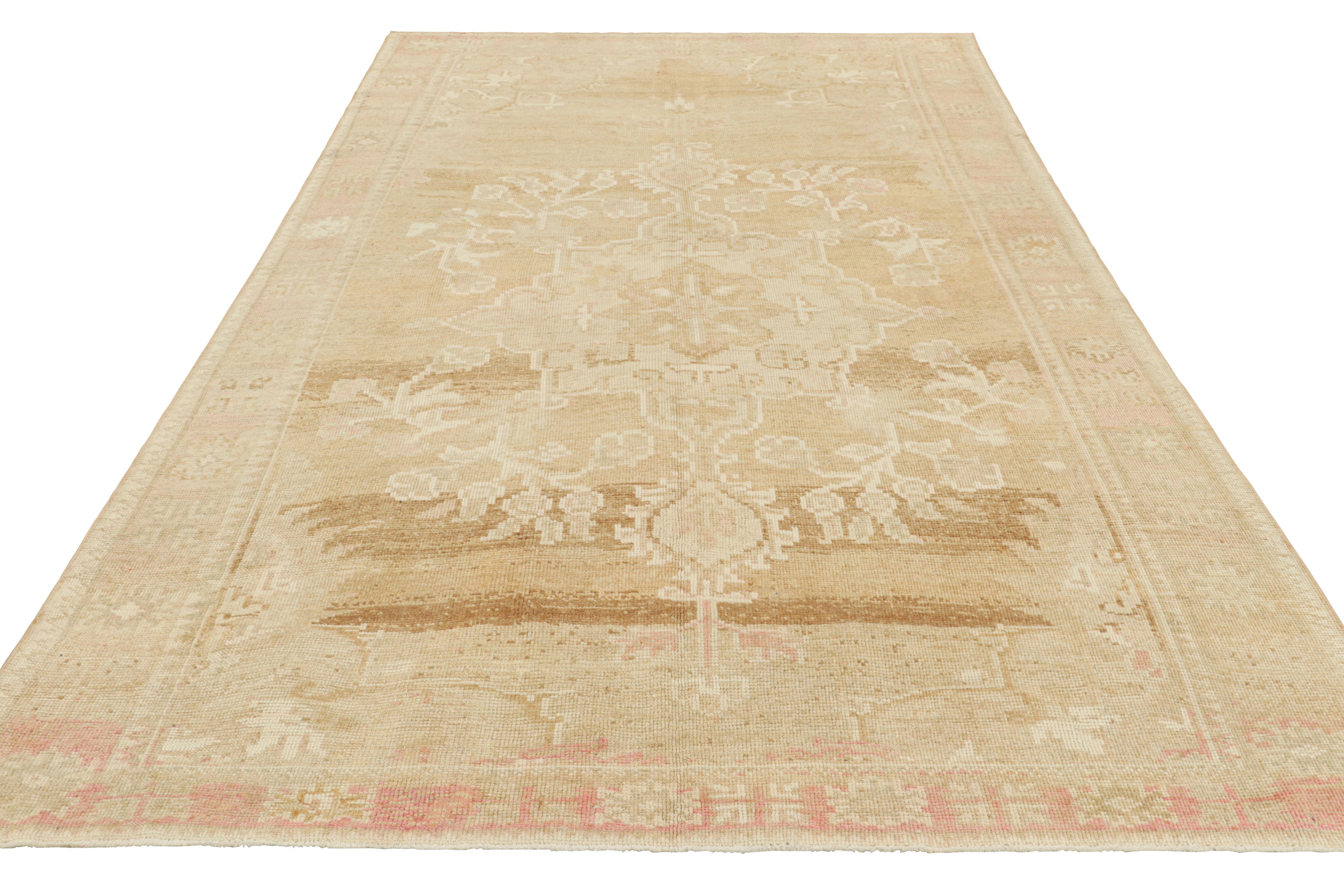 Vintage Oushak Rug, Cream with Medallion and Floral Patterns - Rug & Kilim In Good Condition For Sale In Long Island City, NY