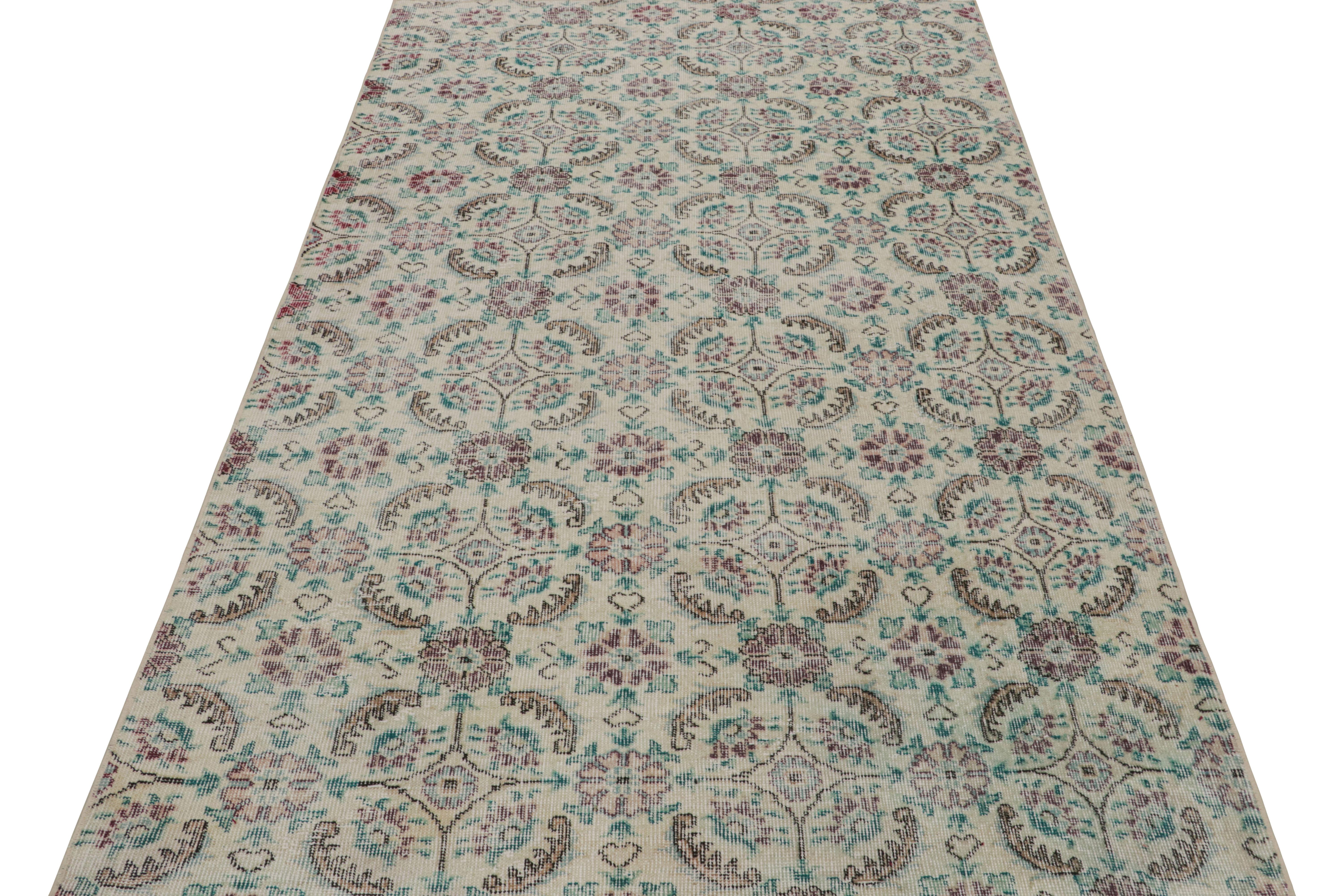 Vintage Zeki Müren Teppich in Beige mit floralen Mustern, von Rug & Kilim (Türkisch) im Angebot