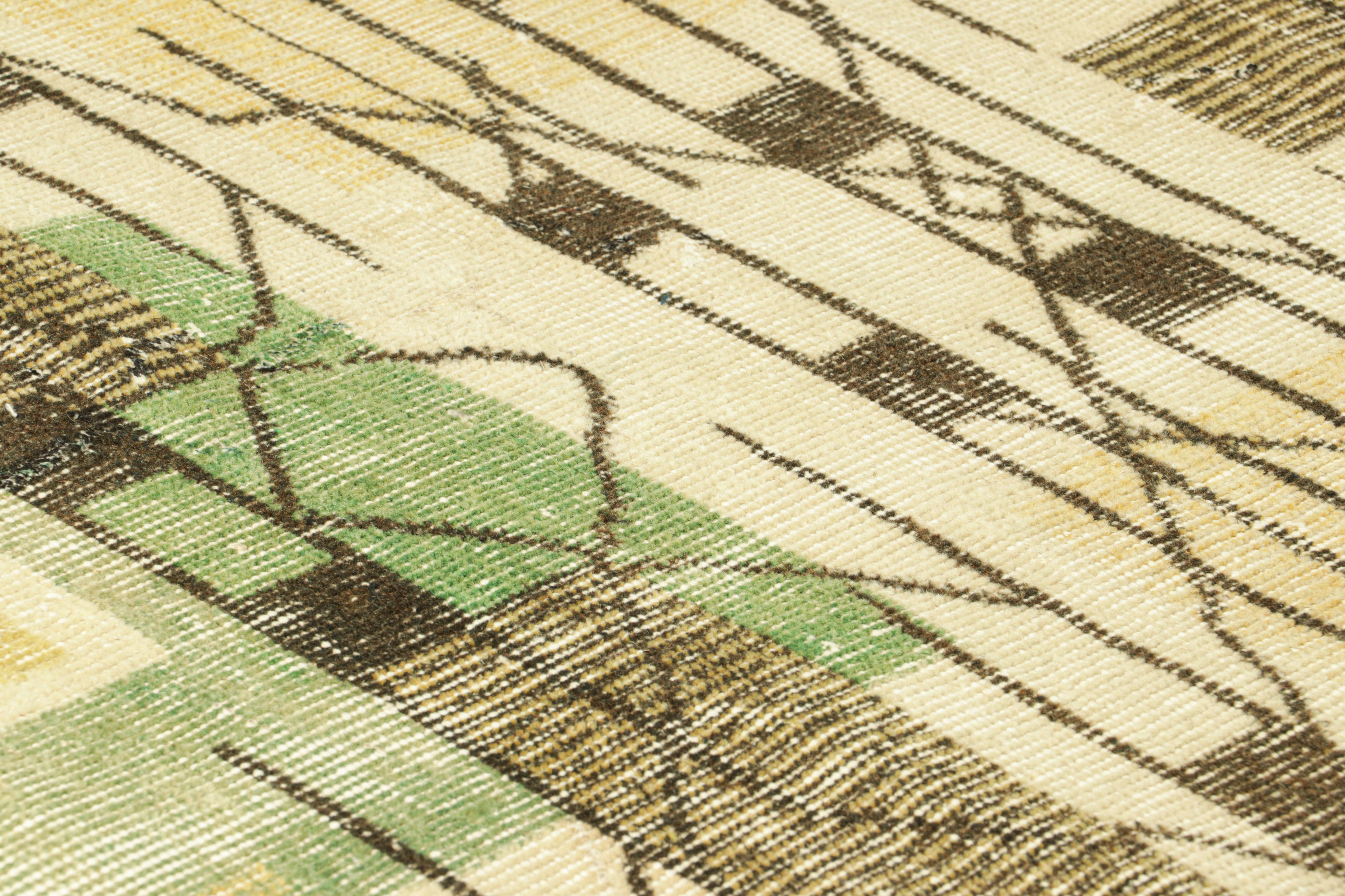 Noué à la main en laine vers 1960-1970, ce tapis vintage 3x6 est une nouvelle pièce passionnante de la Collection Pasha du milieu du siècle de Rug & Kilim, une collection rare dont on pense qu'elle provient de l'artiste et icône turque du milieu du
