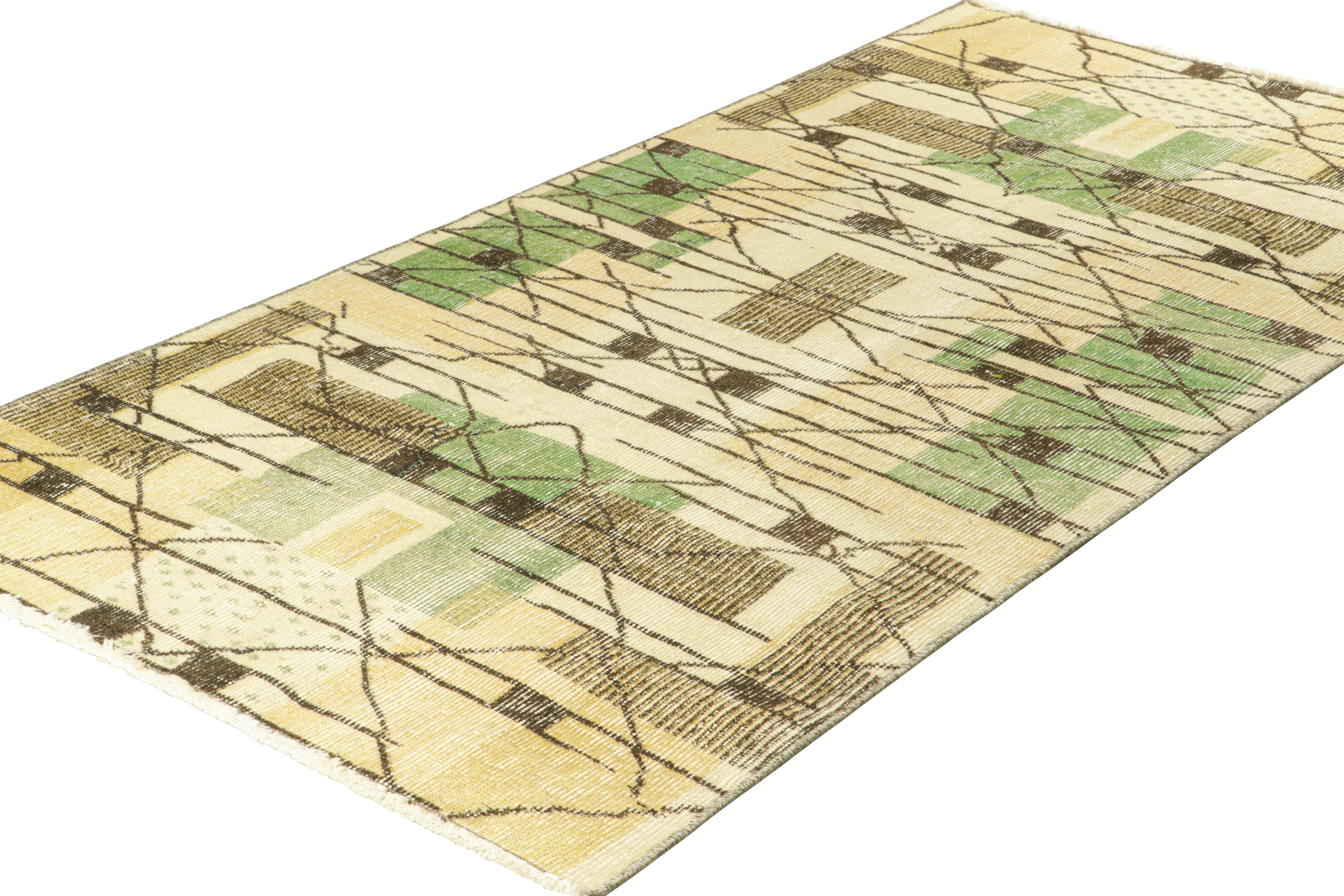 Noué à la main Tapis vintage Zeki Müren en beige avec motifs géométriques, de Rug & Kilim en vente