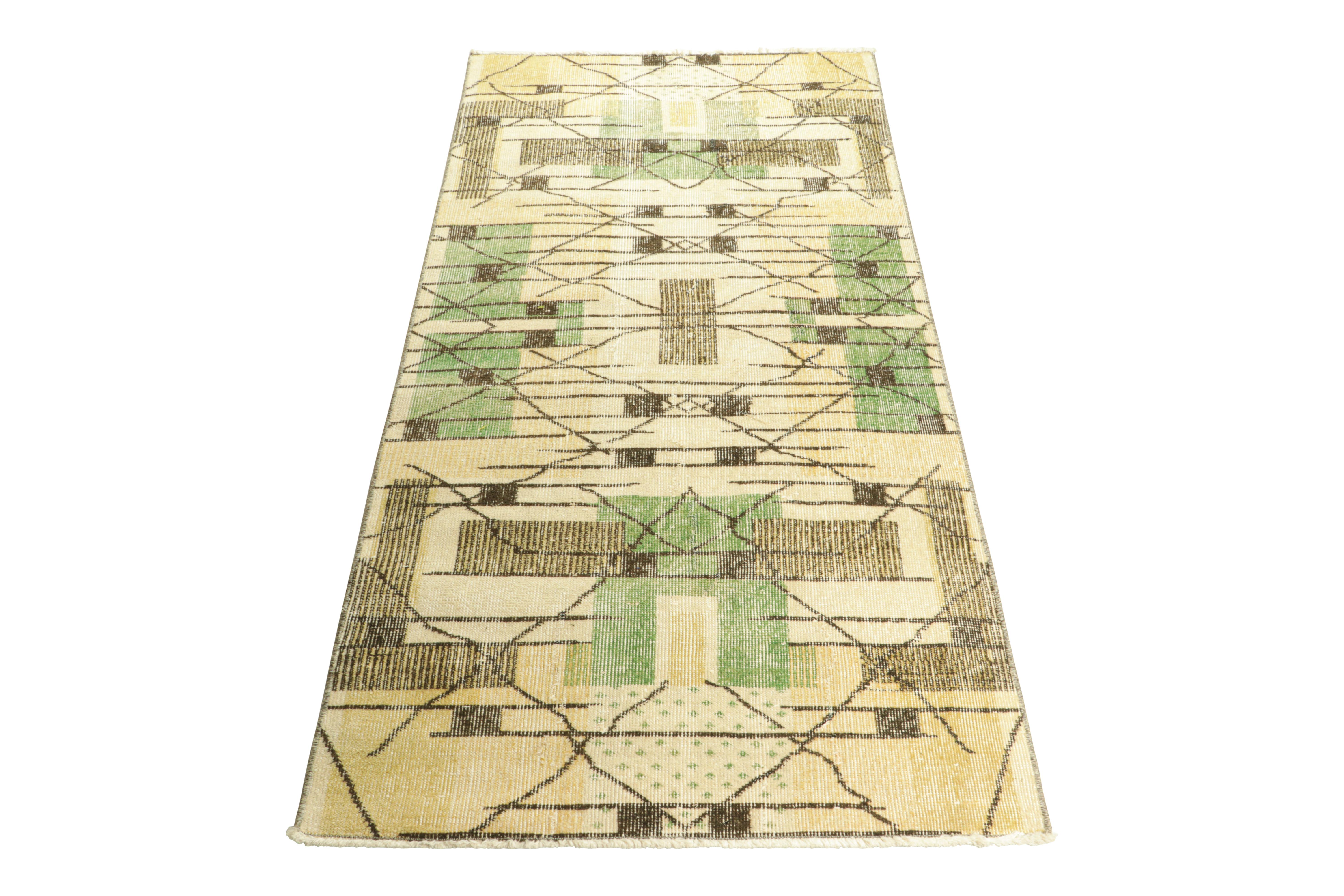Tapis vintage Zeki Müren en beige avec motifs géométriques, de Rug & Kilim Bon état - En vente à Long Island City, NY