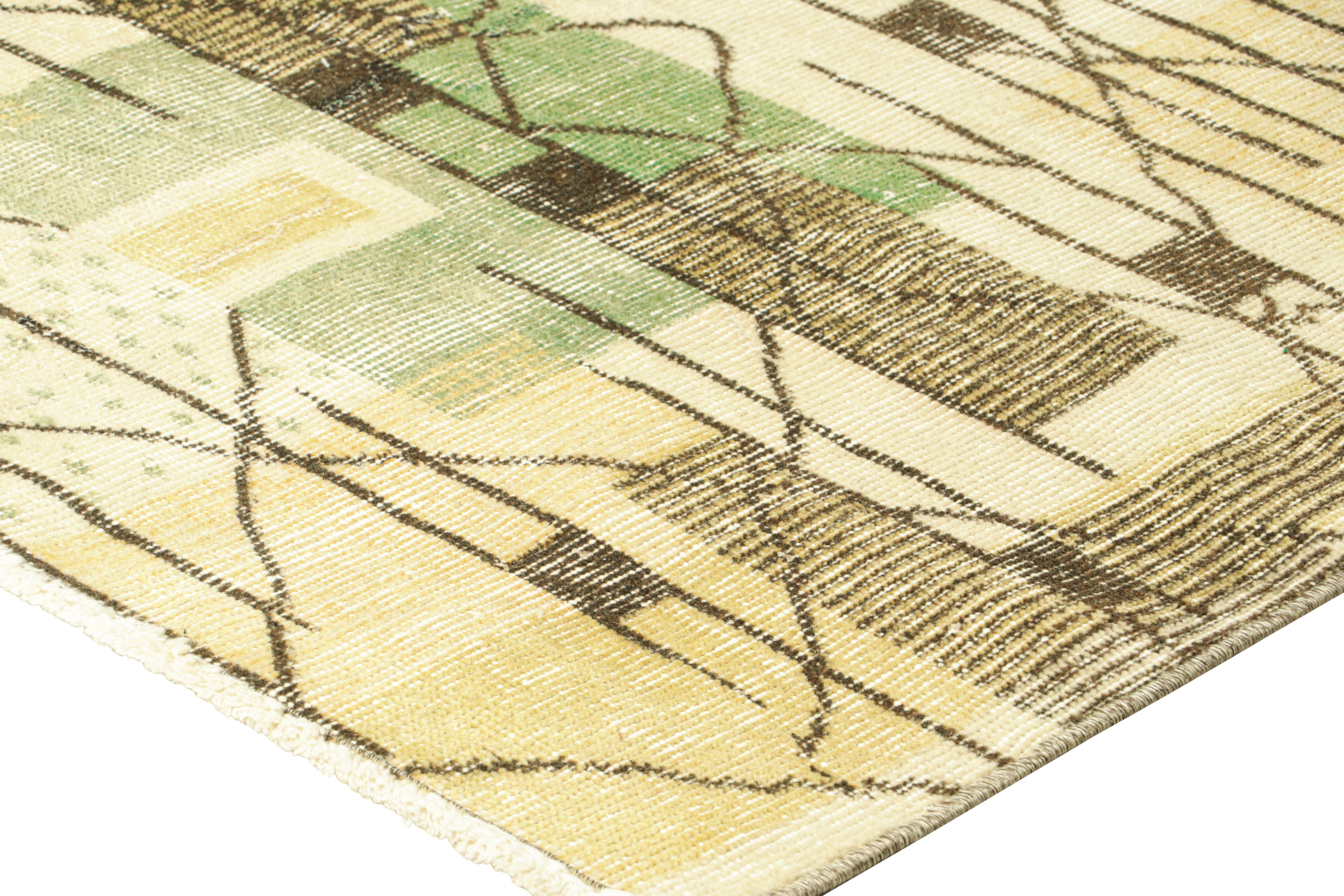 Milieu du XXe siècle Tapis vintage Zeki Müren en beige avec motifs géométriques, de Rug & Kilim en vente