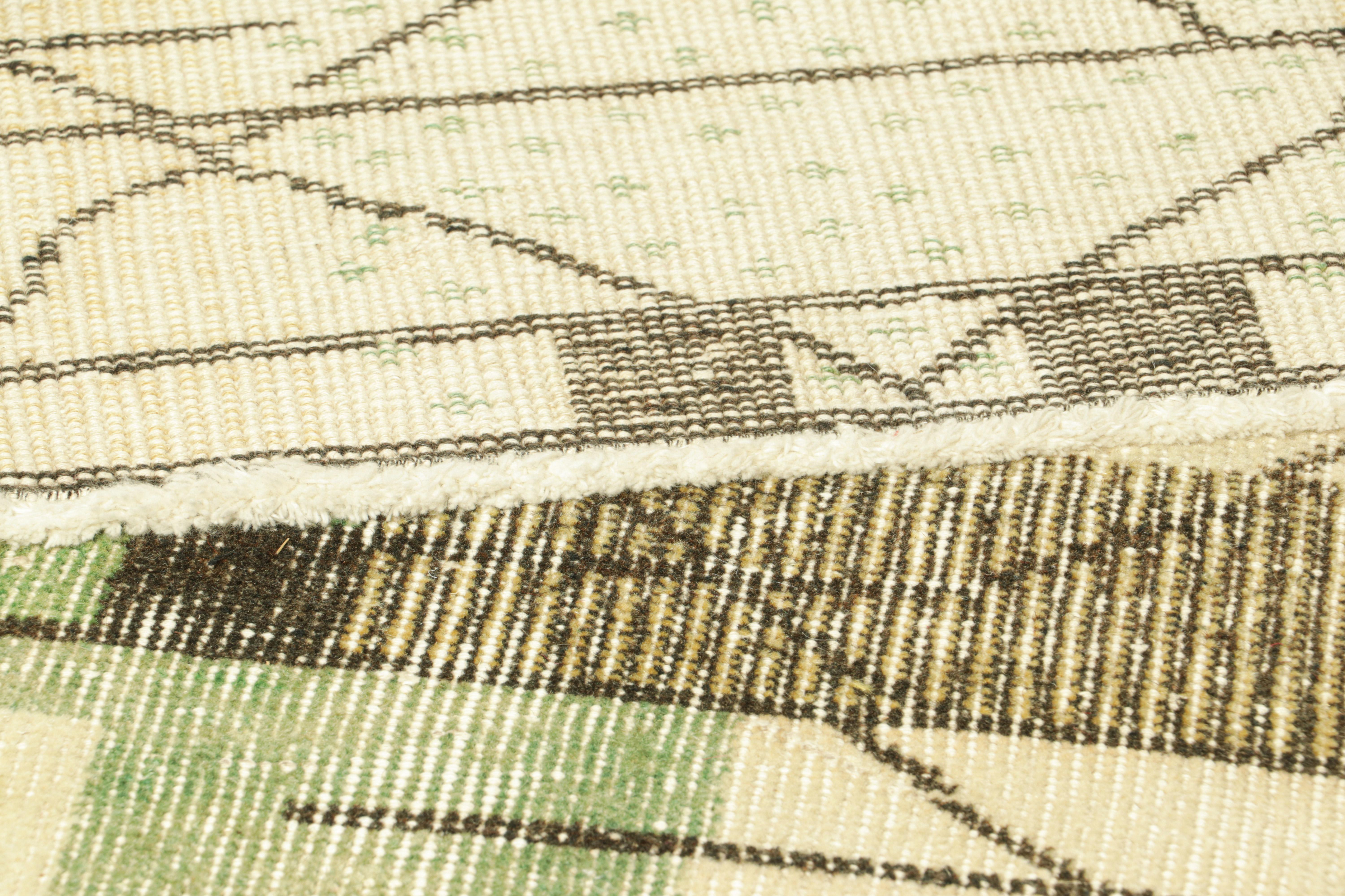 Laine Tapis vintage Zeki Müren en beige avec motifs géométriques, de Rug & Kilim en vente