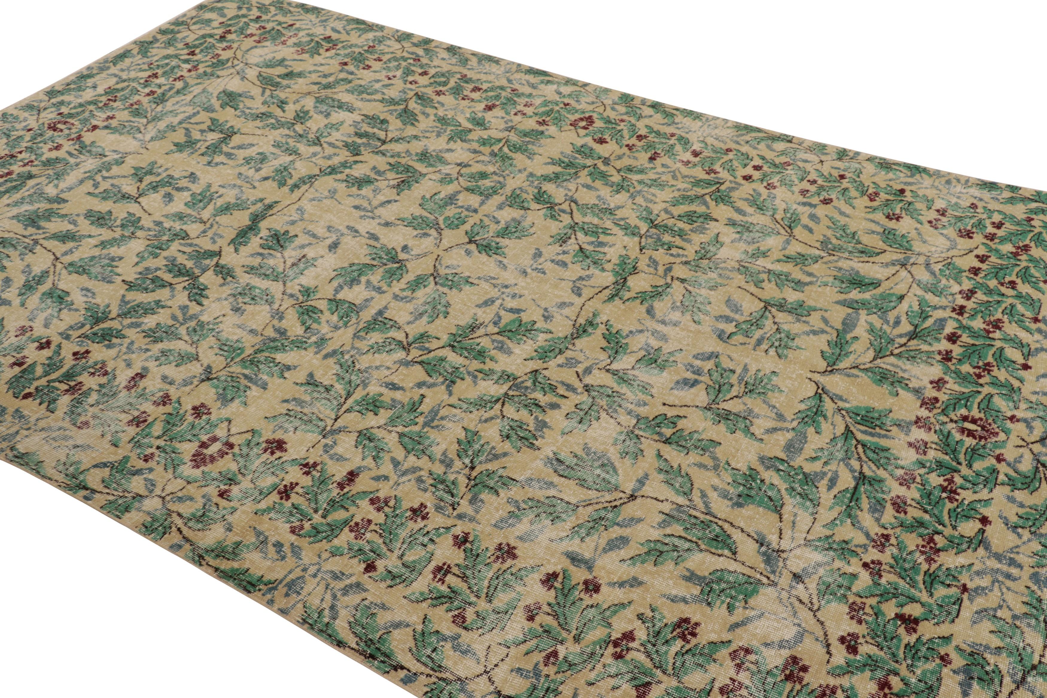 Vintage Zeki Müren Rug in Beige with Green and Blue Floral Pattern - Rug & Kilim In Good Condition For Sale In Long Island City, NY