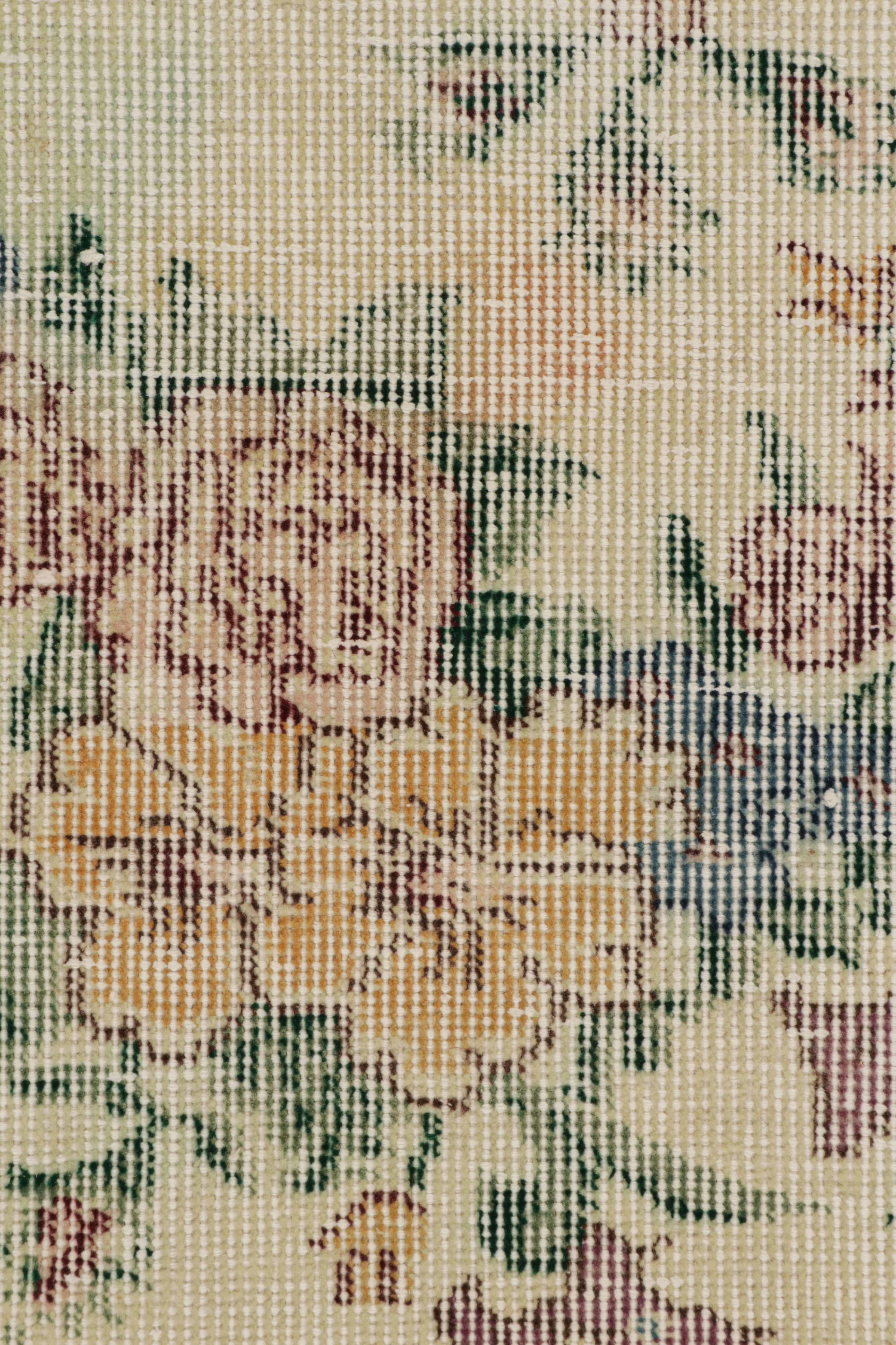 Milieu du XXe siècle Tapis vintage Zeki Müren en beige avec des fleurs en tons pastel, de Rug & Kilim en vente
