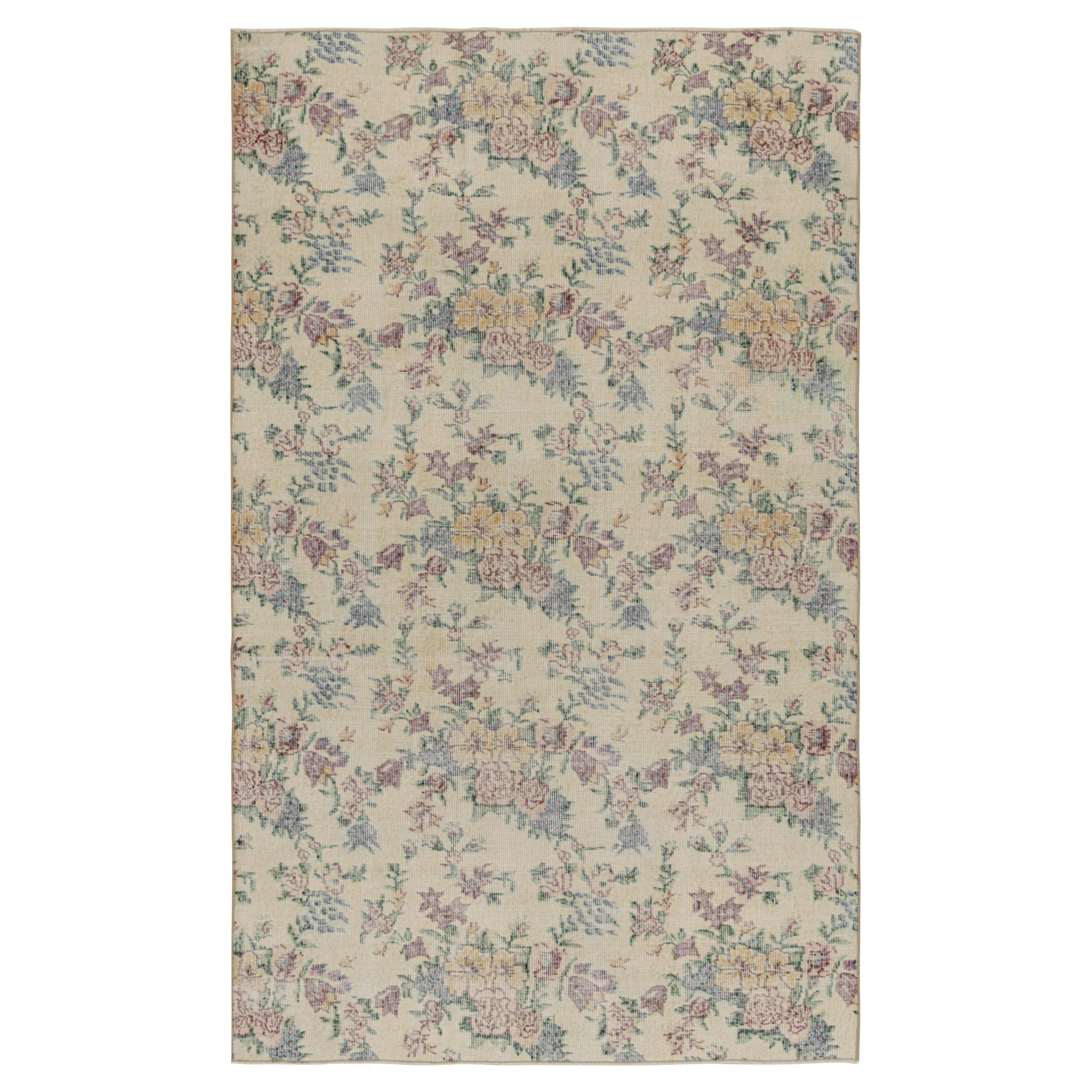 Tappeto vintage Zeki Müren in beige con fiori Jewell pastello, da Rug & Kilim