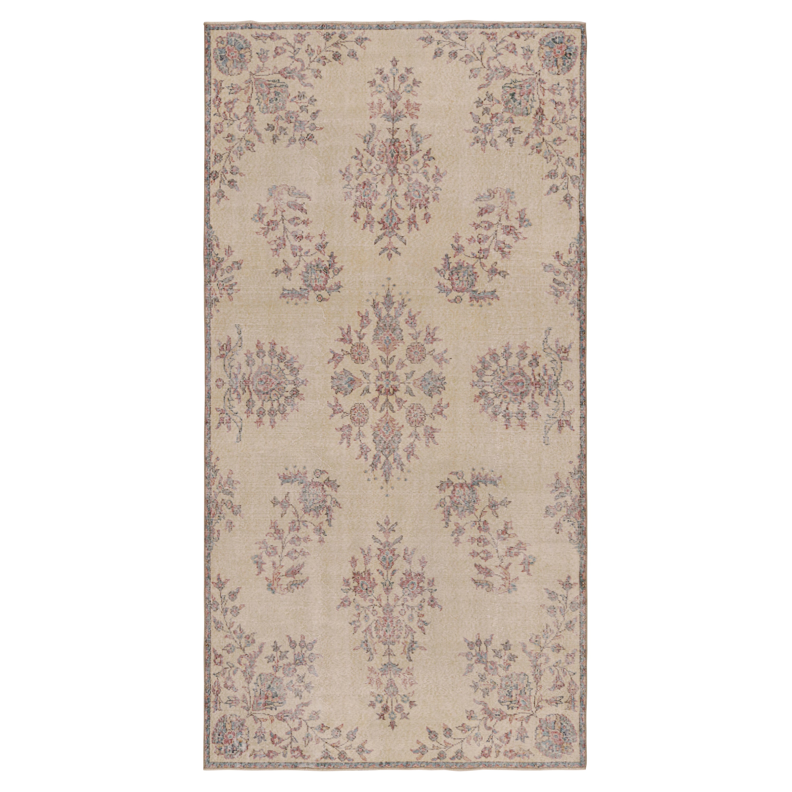 Tappeto vintage Zeki Müren in beige con fiori Jewell pastello, da Rug & Kilim