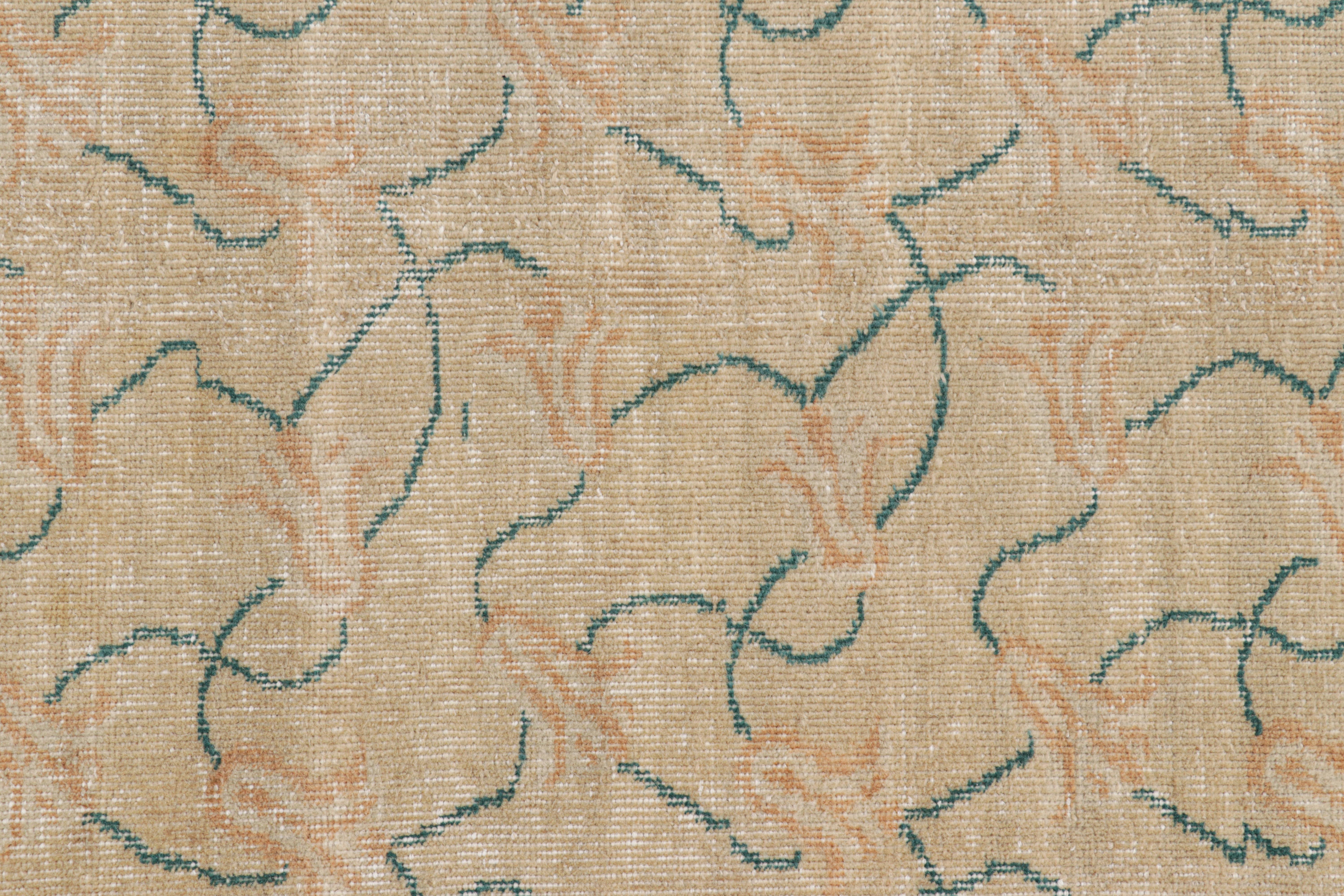 Alfombra vintage Zeki Müren beige con estampado floral rosa y azul de Rug & Kilim Turco en venta