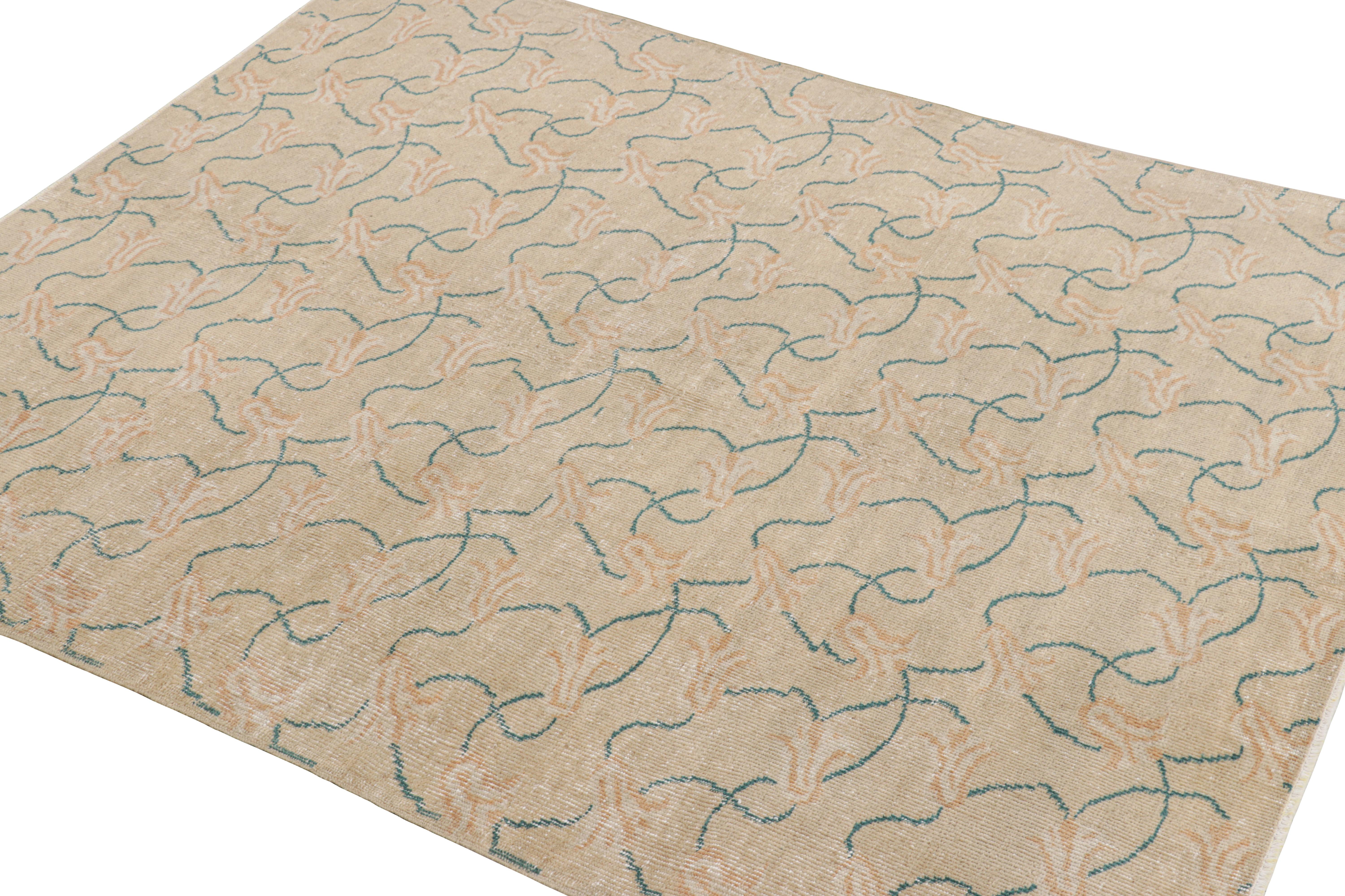 Alfombra vintage Zeki Müren beige con estampado floral rosa y azul de Rug & Kilim Anudado a mano en venta