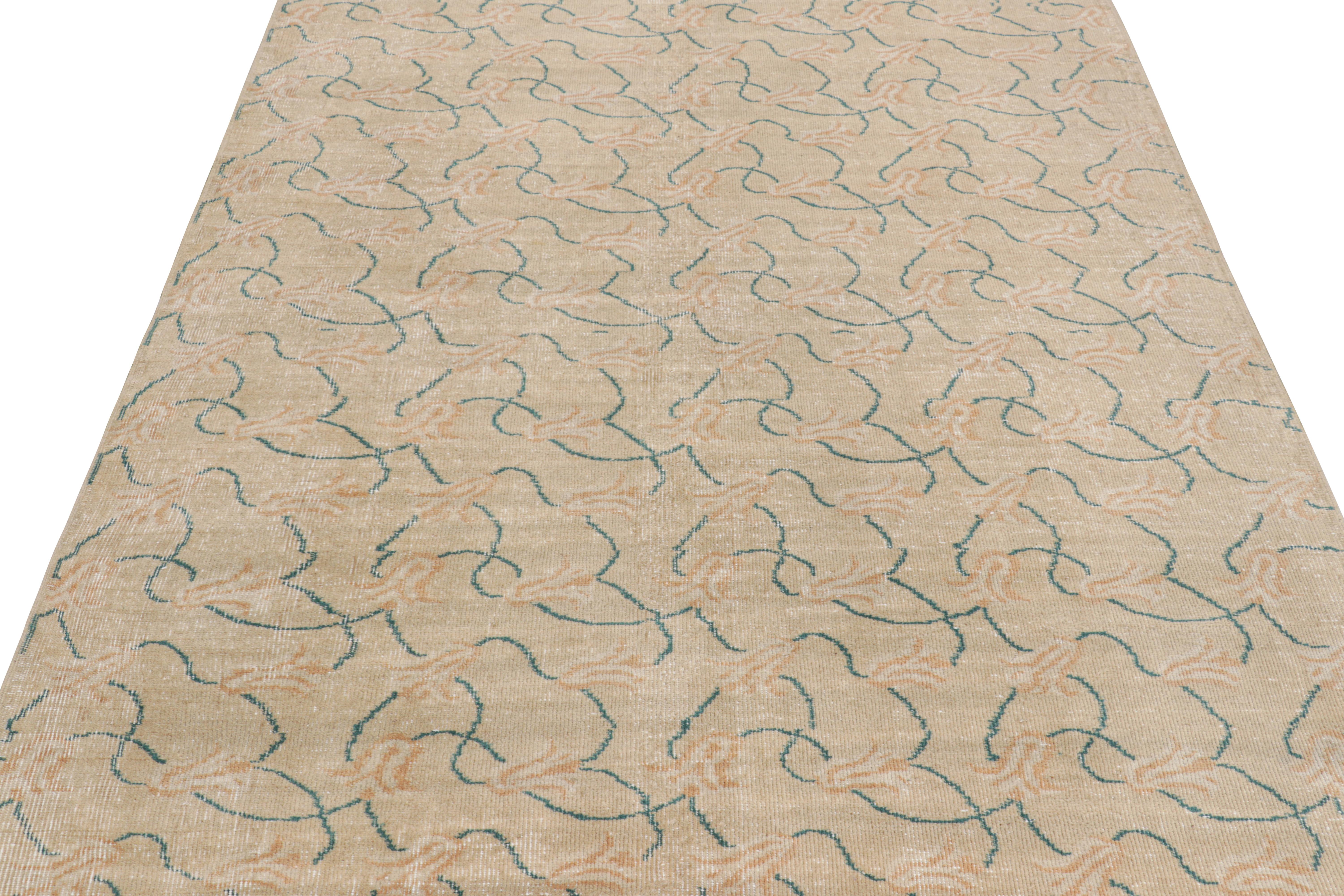 Alfombra vintage Zeki Müren beige con estampado floral rosa y azul de Rug & Kilim en Bueno estado para la venta en Long Island City, NY