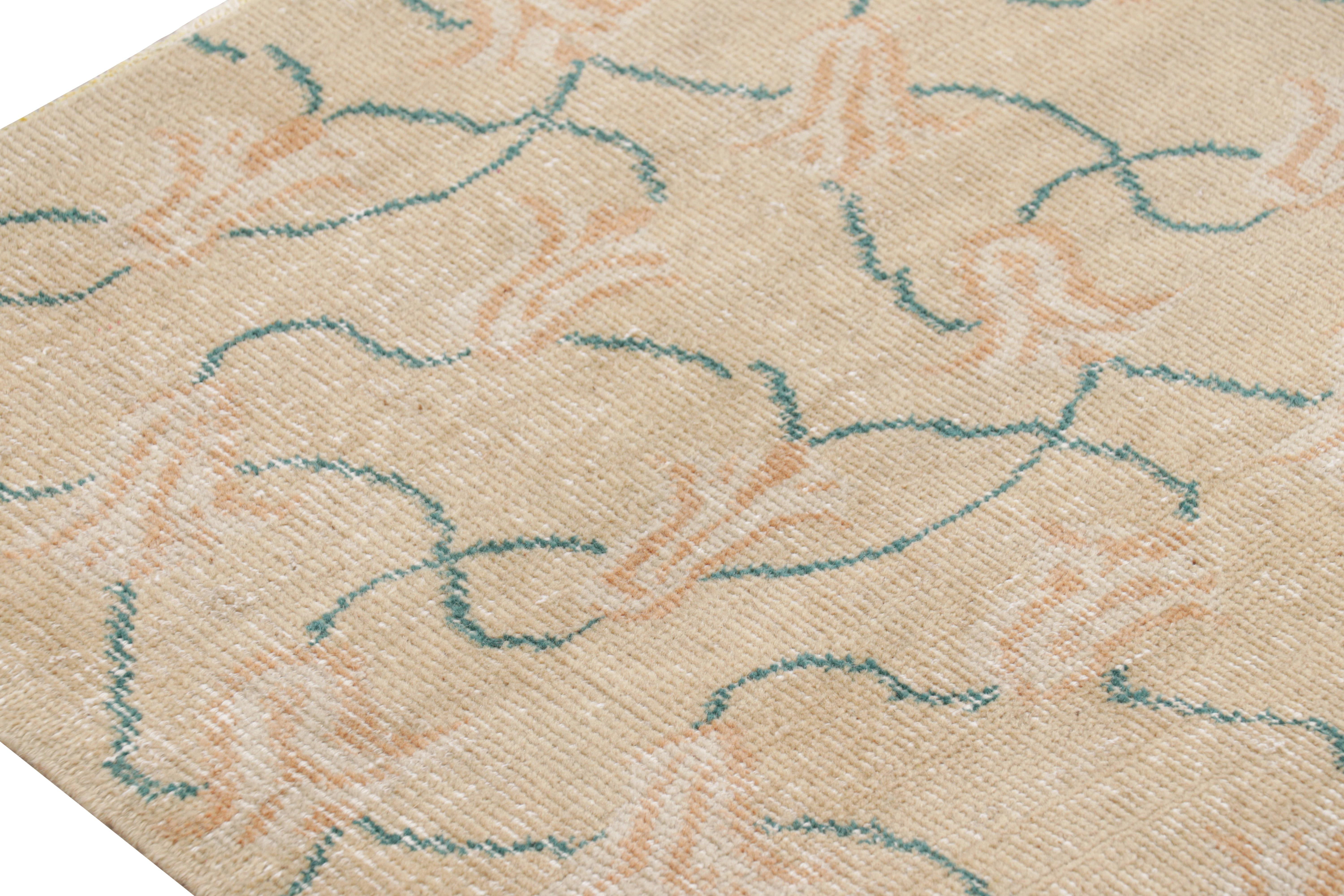 Alfombra vintage Zeki Müren beige con estampado floral rosa y azul de Rug & Kilim mediados del siglo XX en venta