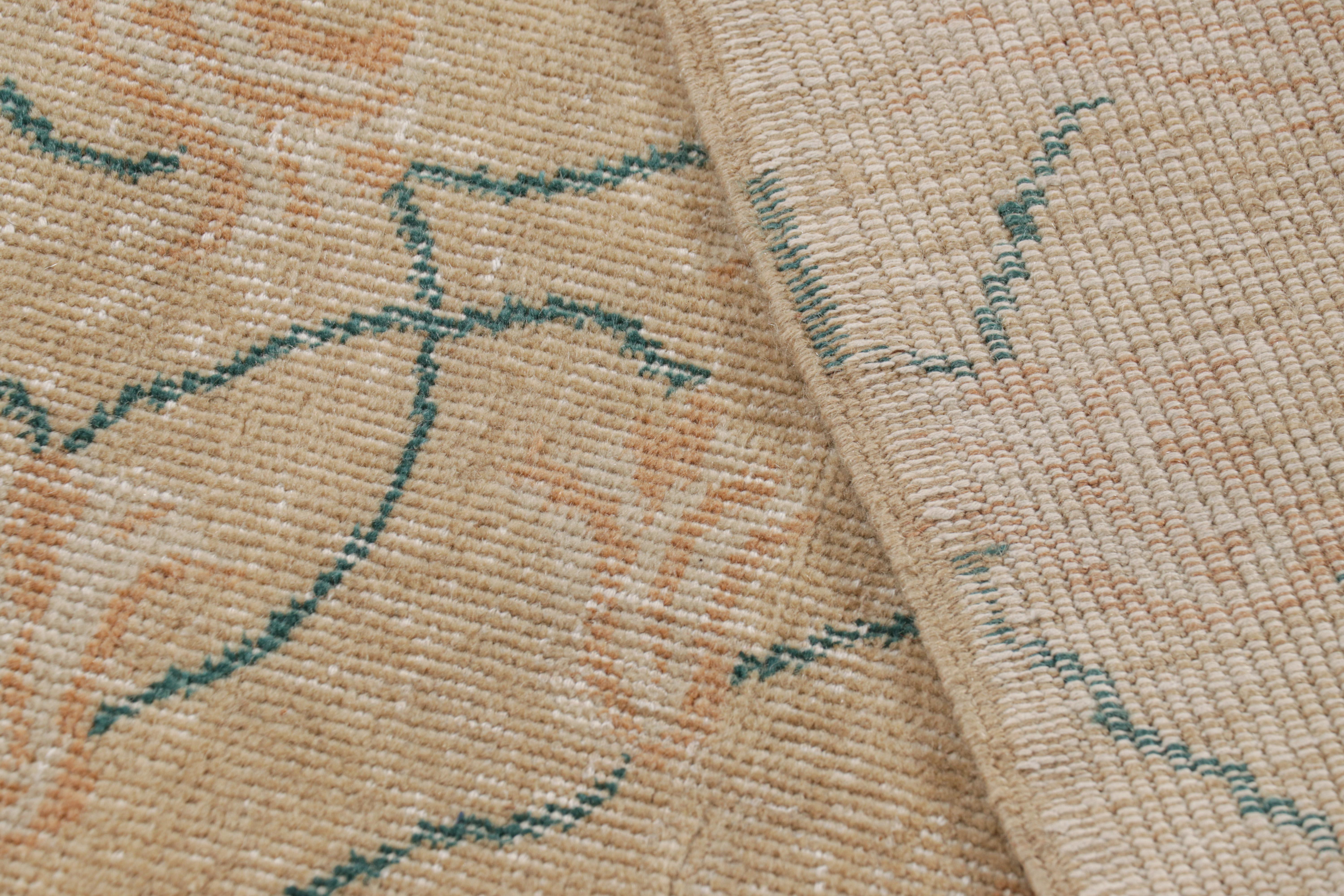 Alfombra vintage Zeki Müren beige con estampado floral rosa y azul de Rug & Kilim en venta 1
