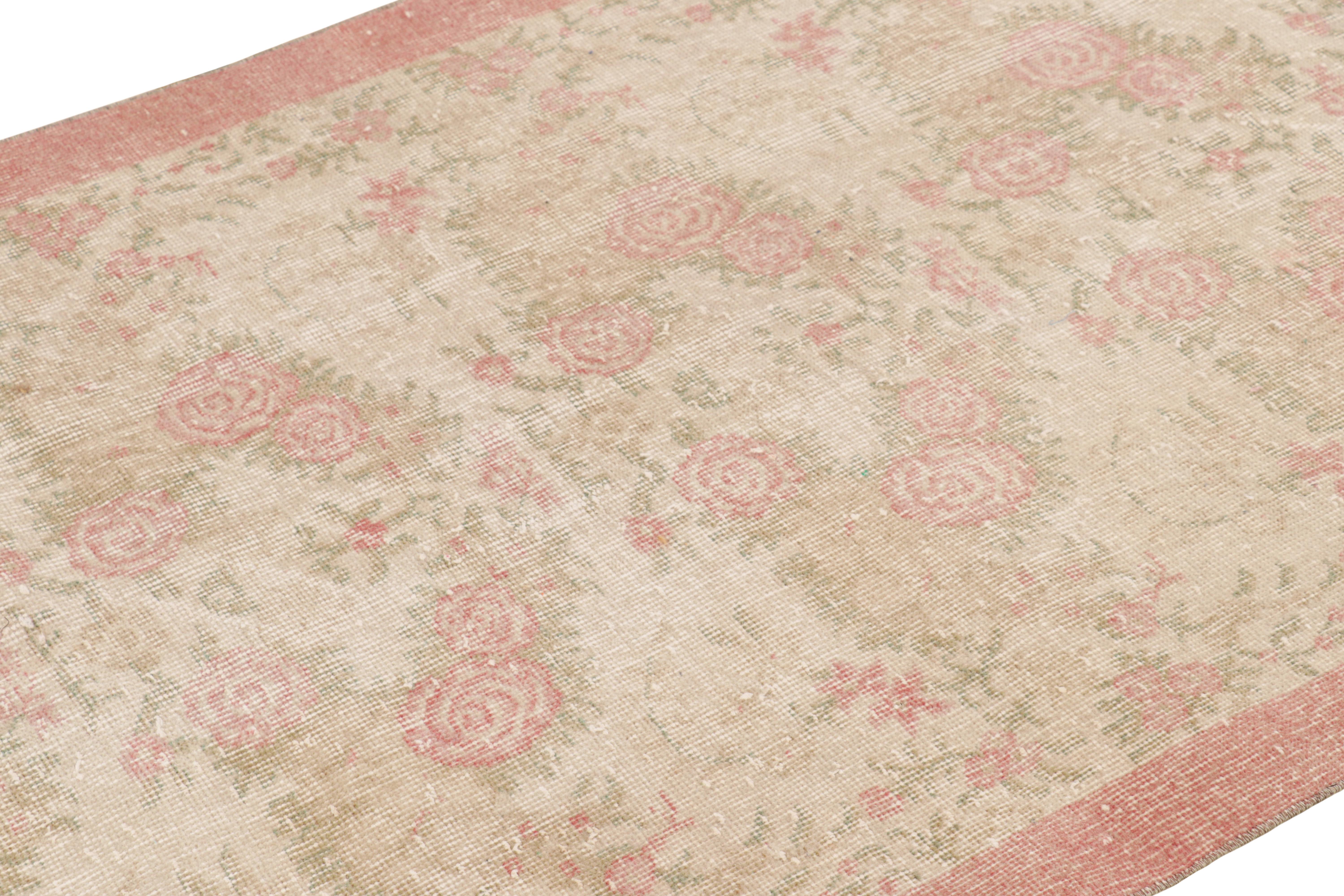 Anudada a mano en lana y originaria de Turquía hacia 1960 - 1970, esta alfombra vintage Zeki Müren de 4x6 es una incorporación única a la colección Rug & Kilim por sus motivos florales en todo el campo. 

Sobre el diseño: 

Los admiradores de la
